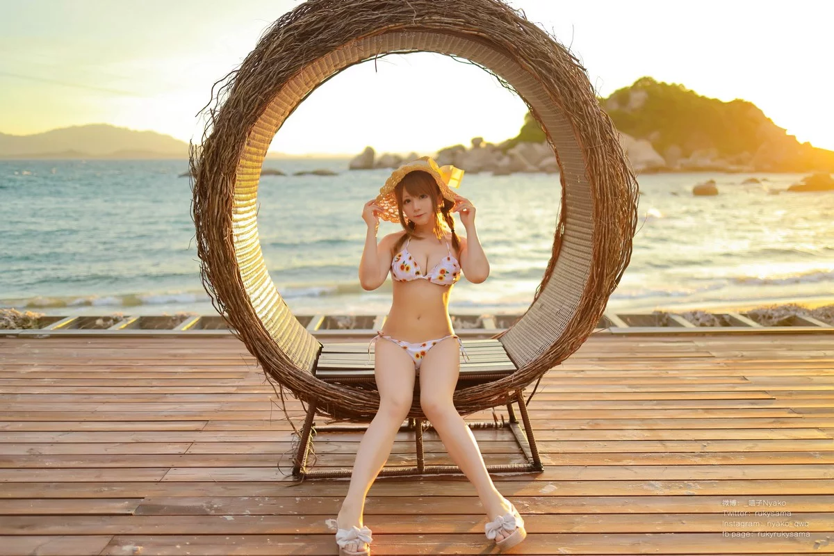 网络美女Nyako喵子向日葵比基尼主题海边沙滩性感比基尼秀完美身材诱惑写真66P