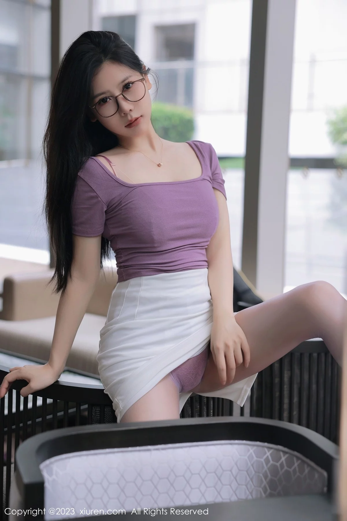 XiuRen第6865期_模特尹甜甜泰国旅拍性感淡红蕾丝内衣配紫色丝袜迷人诱惑写真85P