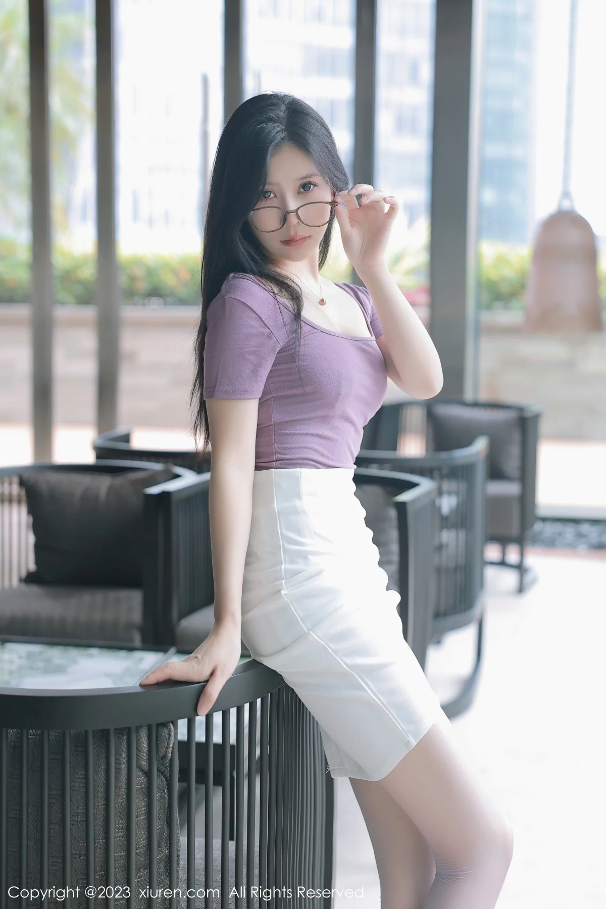XiuRen第6865期_模特尹甜甜泰国旅拍性感淡红蕾丝内衣配紫色丝袜迷人诱惑写真85P