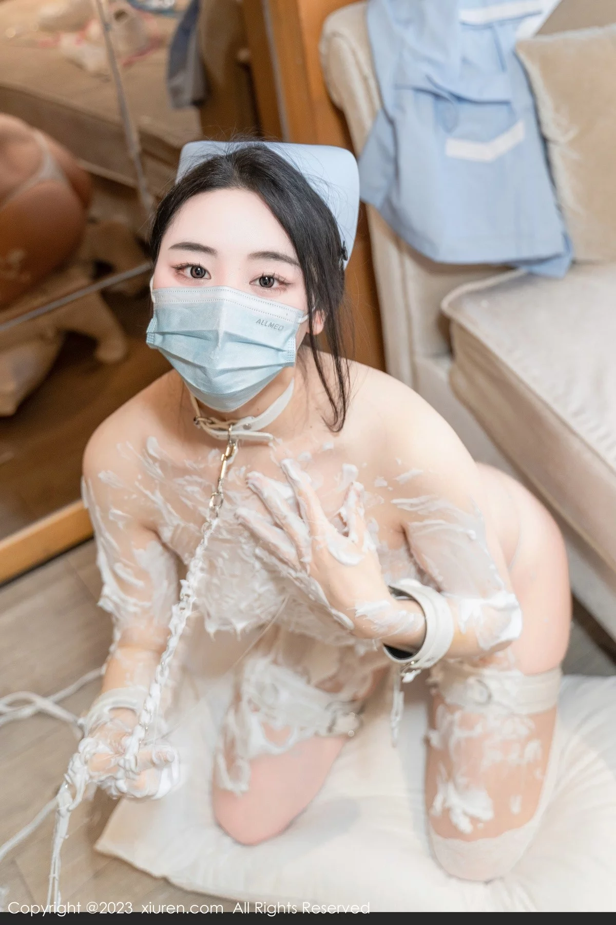 XiuRen第6868期_模特汐汐爱吃草莓私房脱护士装露性感白色三点式内衣诱惑写真62P