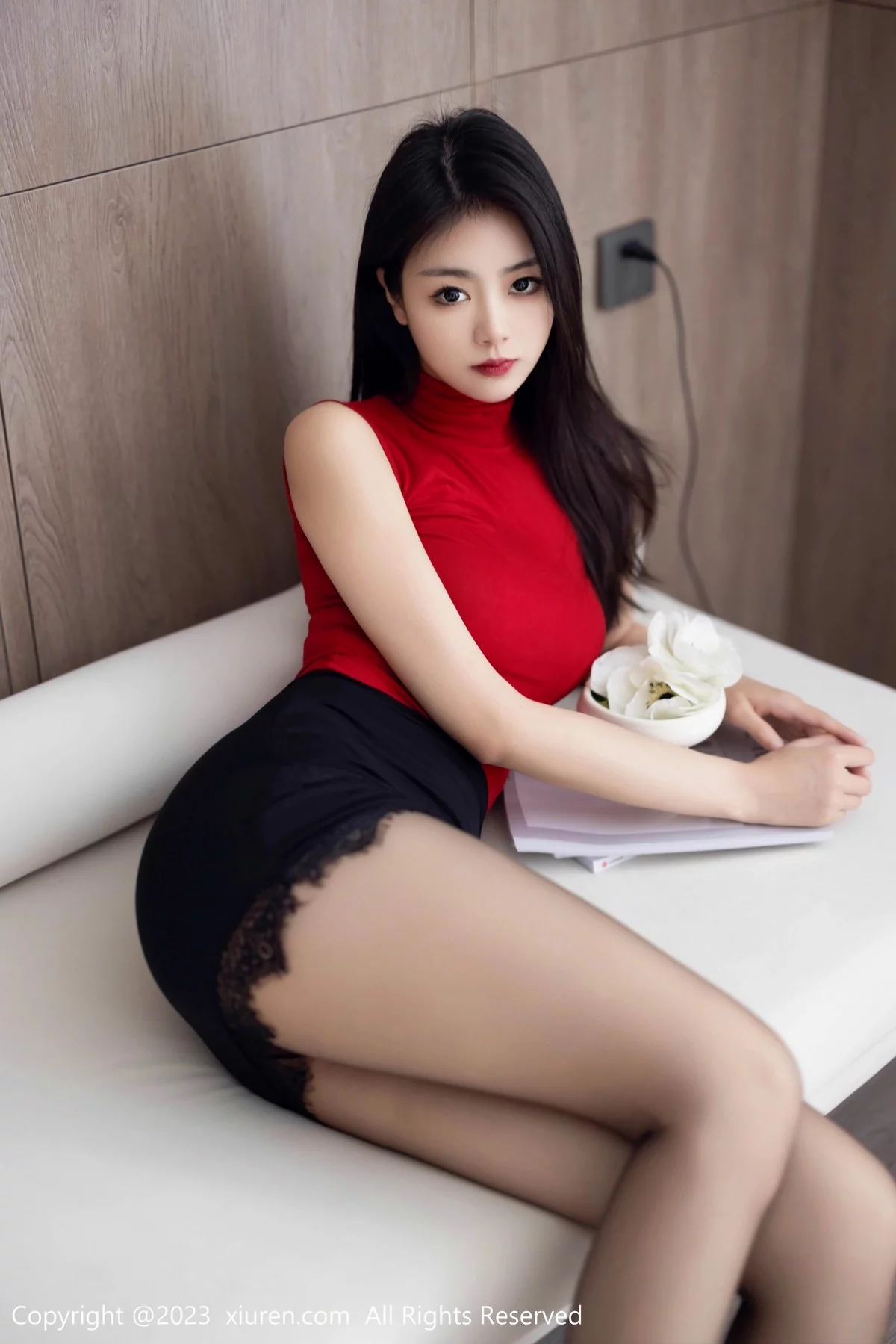 XiuRen第6883期_模特可乐Vicky性感红色上衣配黑短裙露超薄黑丝秀美腿诱惑写真75P