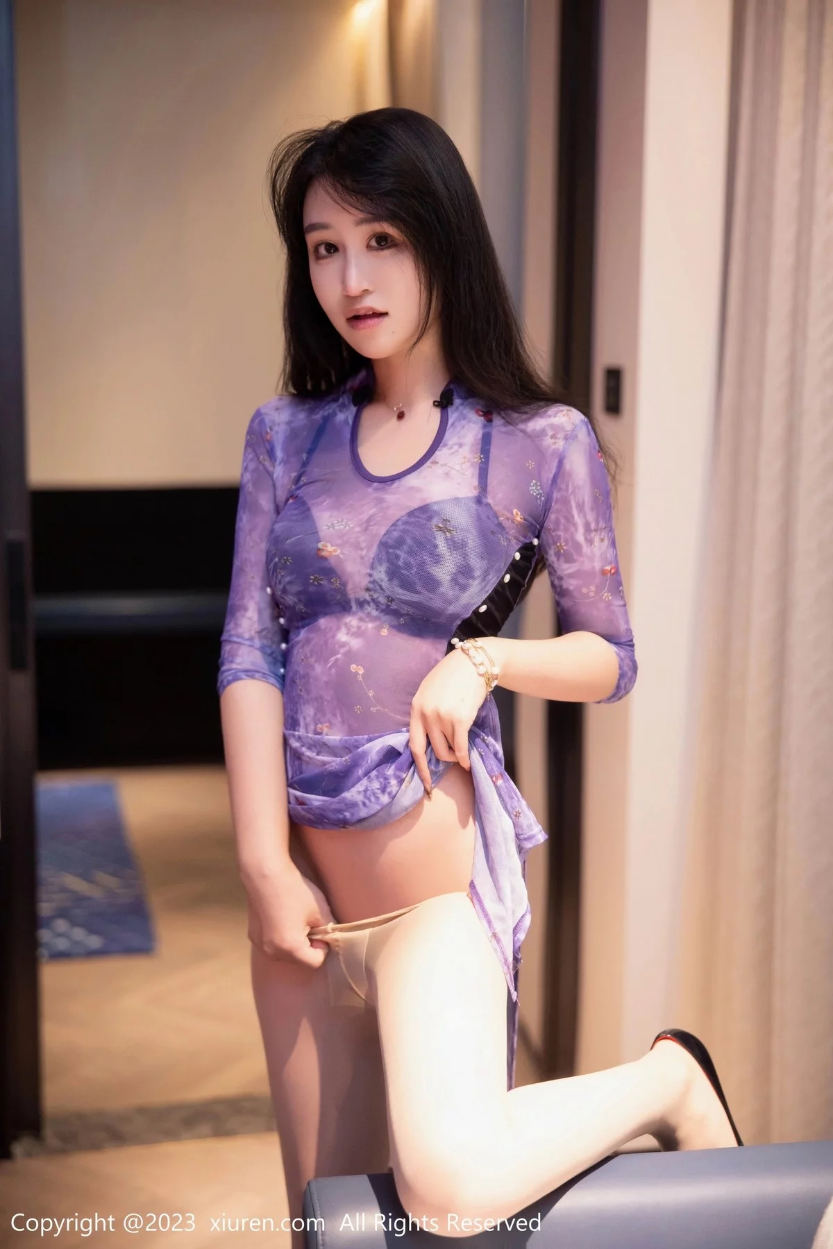XiuRen第6876期_模特司柠私房浴室紫色连衣长裙配超薄肉丝秀曼妙身姿诱惑写真56P