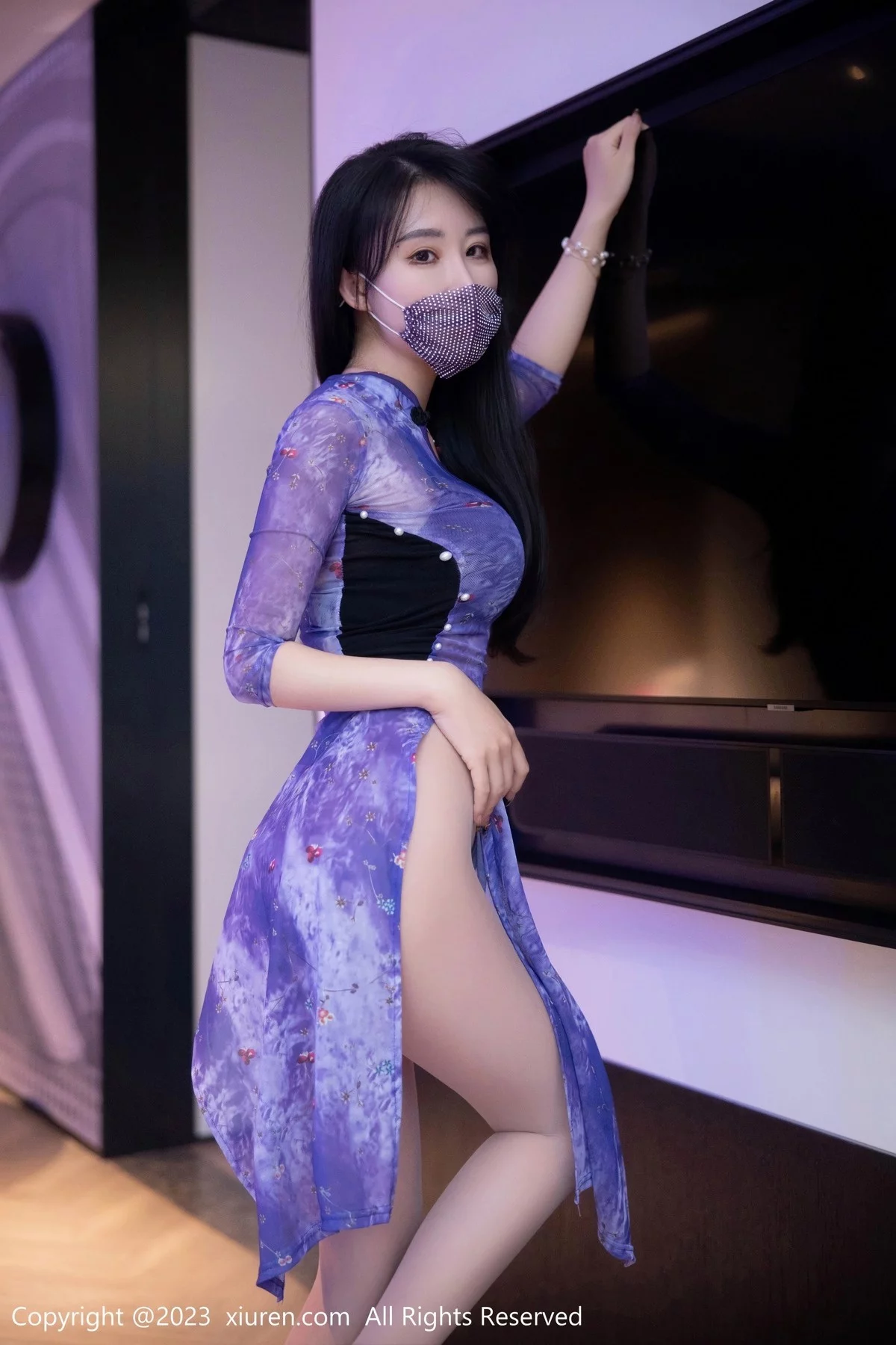 XiuRen第6876期_模特司柠私房浴室紫色连衣长裙配超薄肉丝秀曼妙身姿诱惑写真56P