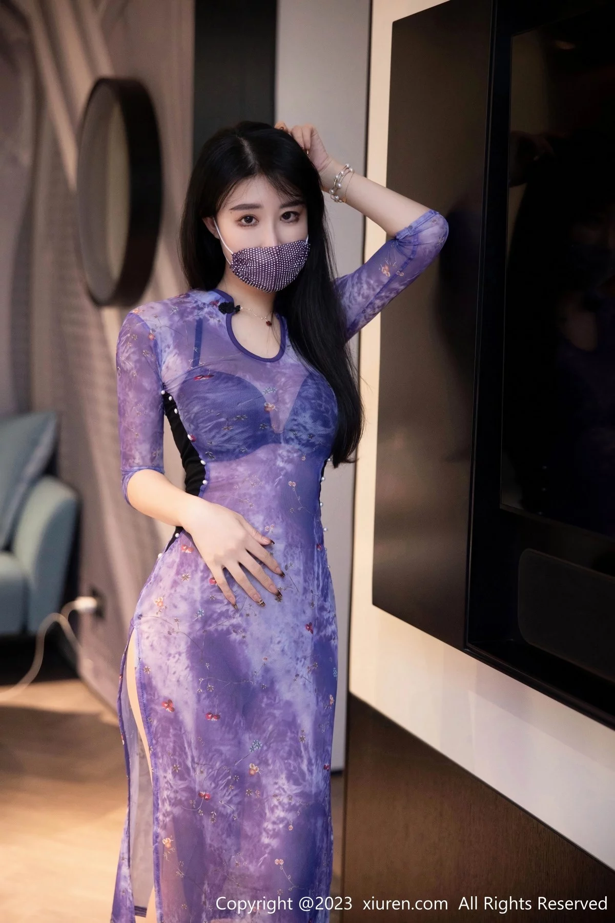 XiuRen第6876期_模特司柠私房浴室紫色连衣长裙配超薄肉丝秀曼妙身姿诱惑写真56P