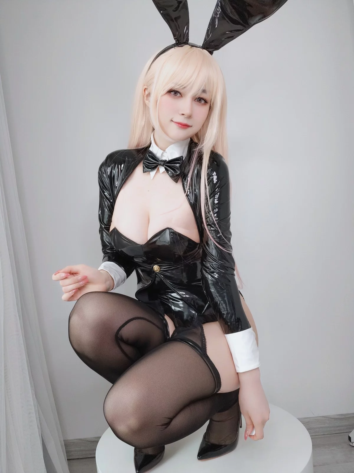 Coser小姐姐白银喜多川海梦兔女郎主题性感黑色皮质连体衣配黑丝吊袜诱惑写真174P