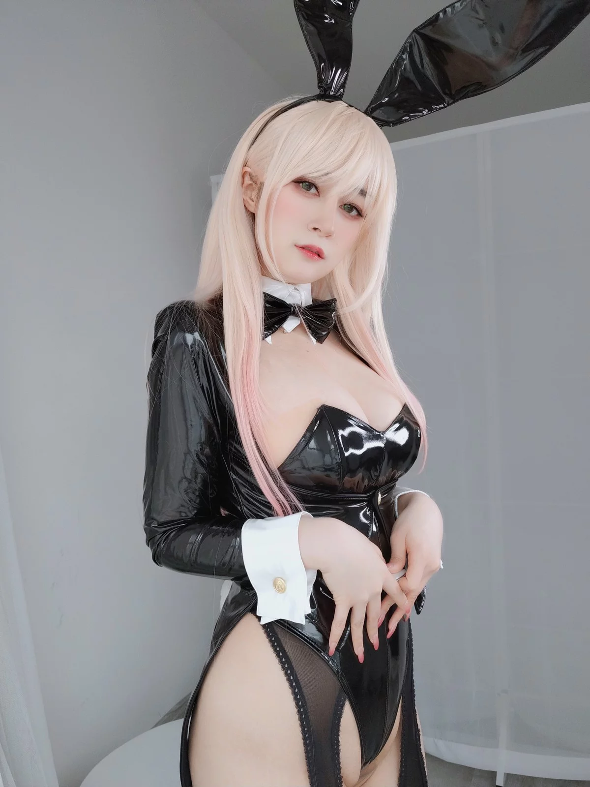 Coser小姐姐白银喜多川海梦兔女郎主题性感黑色皮质连体衣配黑丝吊袜诱惑写真174P