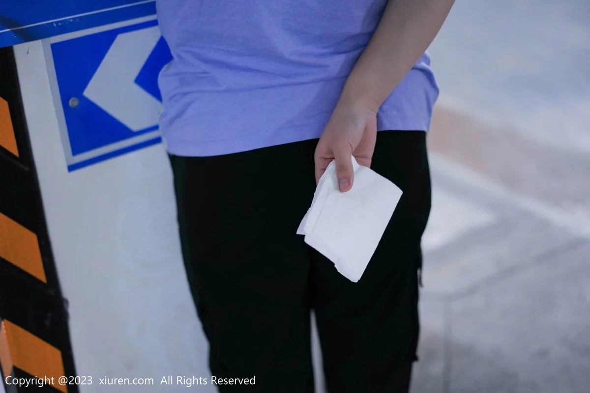 XiuRen第6881期_模特laura阿姣尾随拍摄主题性感黑色吊带裙秀曼妙身姿诱惑写真69P