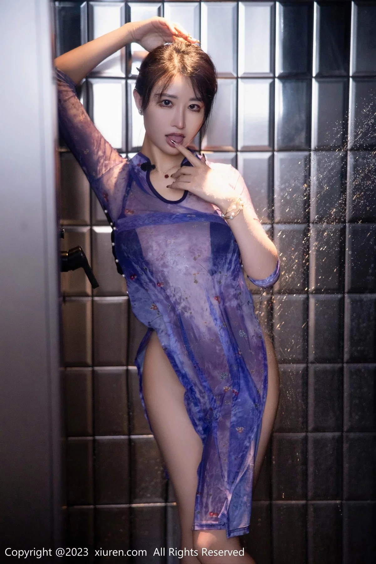 XiuRen第6876期_模特司柠私房浴室紫色连衣长裙配超薄肉丝秀曼妙身姿诱惑写真56P