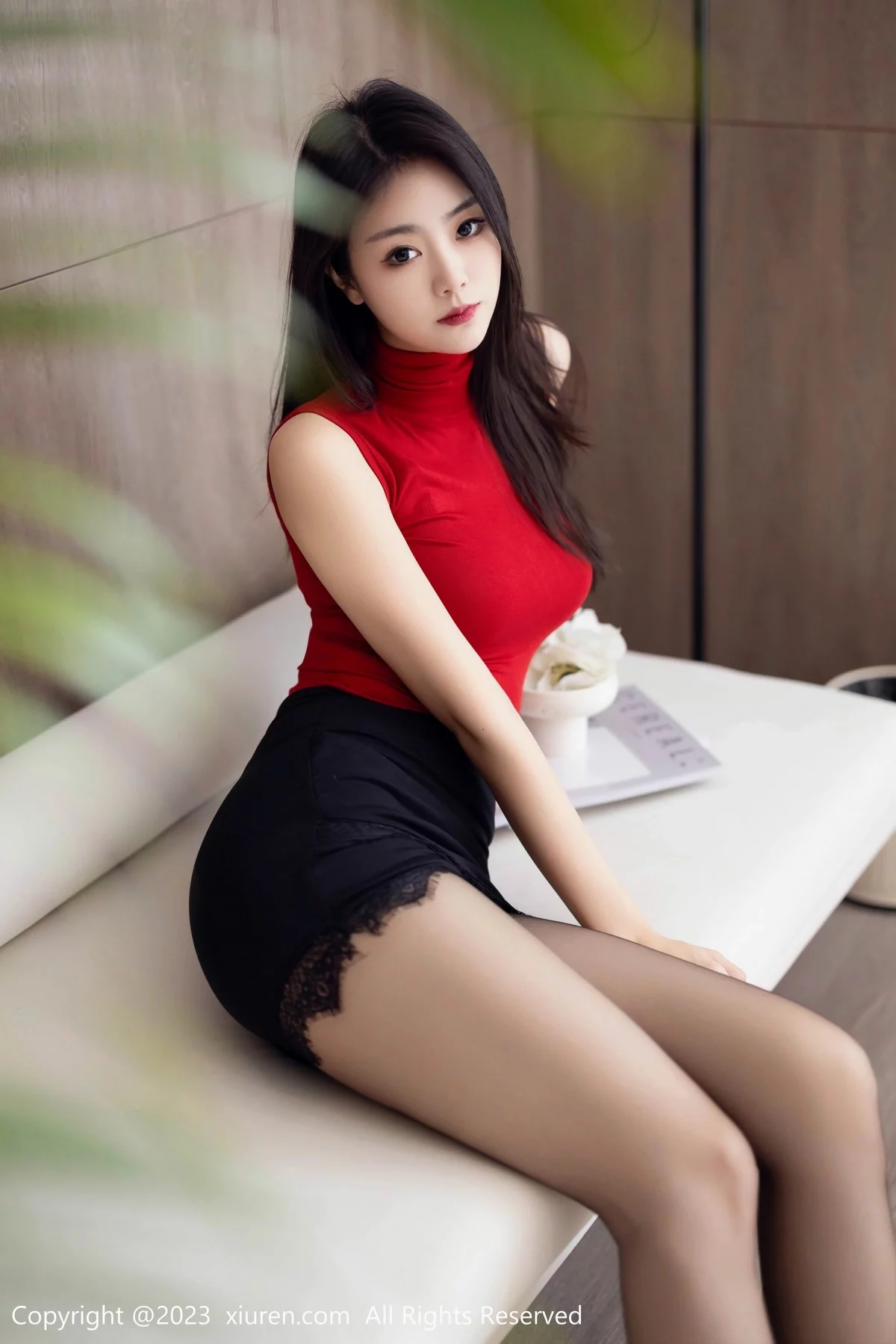 XiuRen第6883期_模特可乐Vicky性感红色上衣配黑短裙露超薄黑丝秀美腿诱惑写真75P