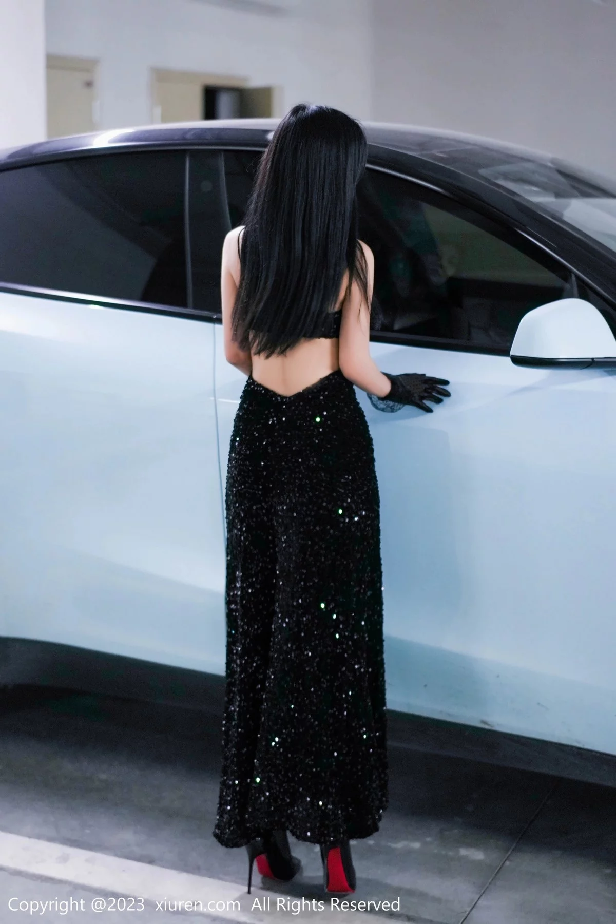 XiuRen第6881期_模特laura阿姣尾随拍摄主题性感黑色吊带裙秀曼妙身姿诱惑写真69P