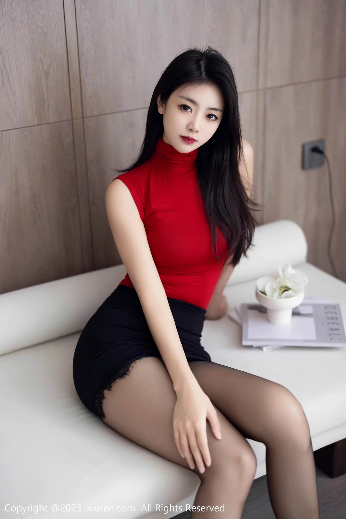XiuRen第6883期_模特可乐Vicky性感红色上衣配黑短裙露超薄黑丝秀美腿诱惑写真75P