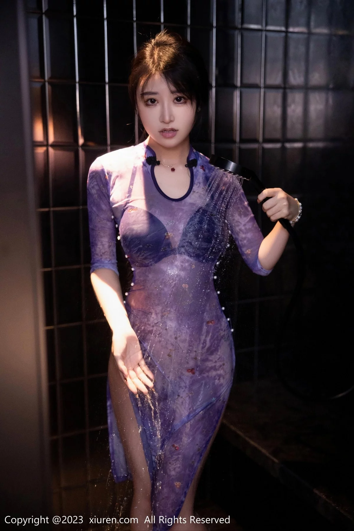 XiuRen第6876期_模特司柠私房浴室紫色连衣长裙配超薄肉丝秀曼妙身姿诱惑写真56P