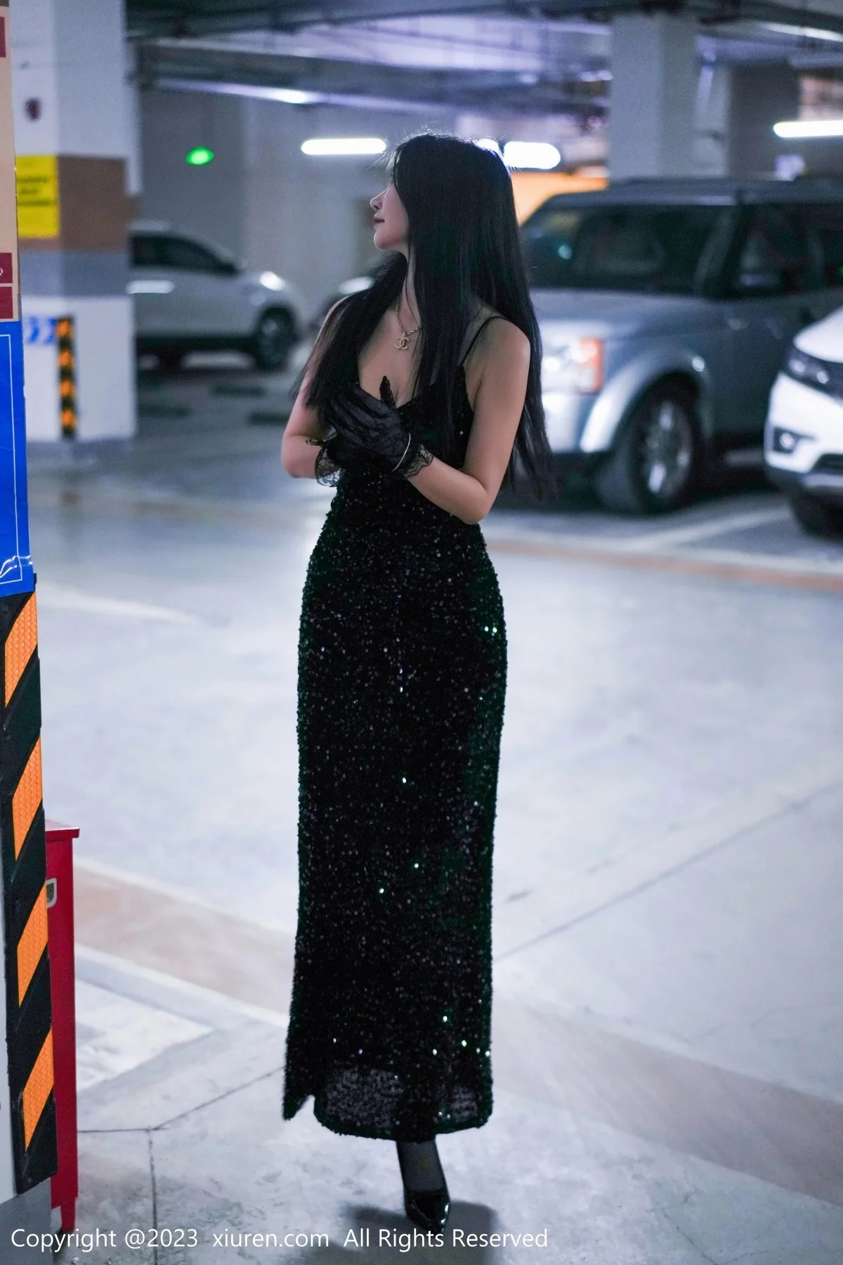 XiuRen第6881期_模特laura阿姣尾随拍摄主题性感黑色吊带裙秀曼妙身姿诱惑写真69P