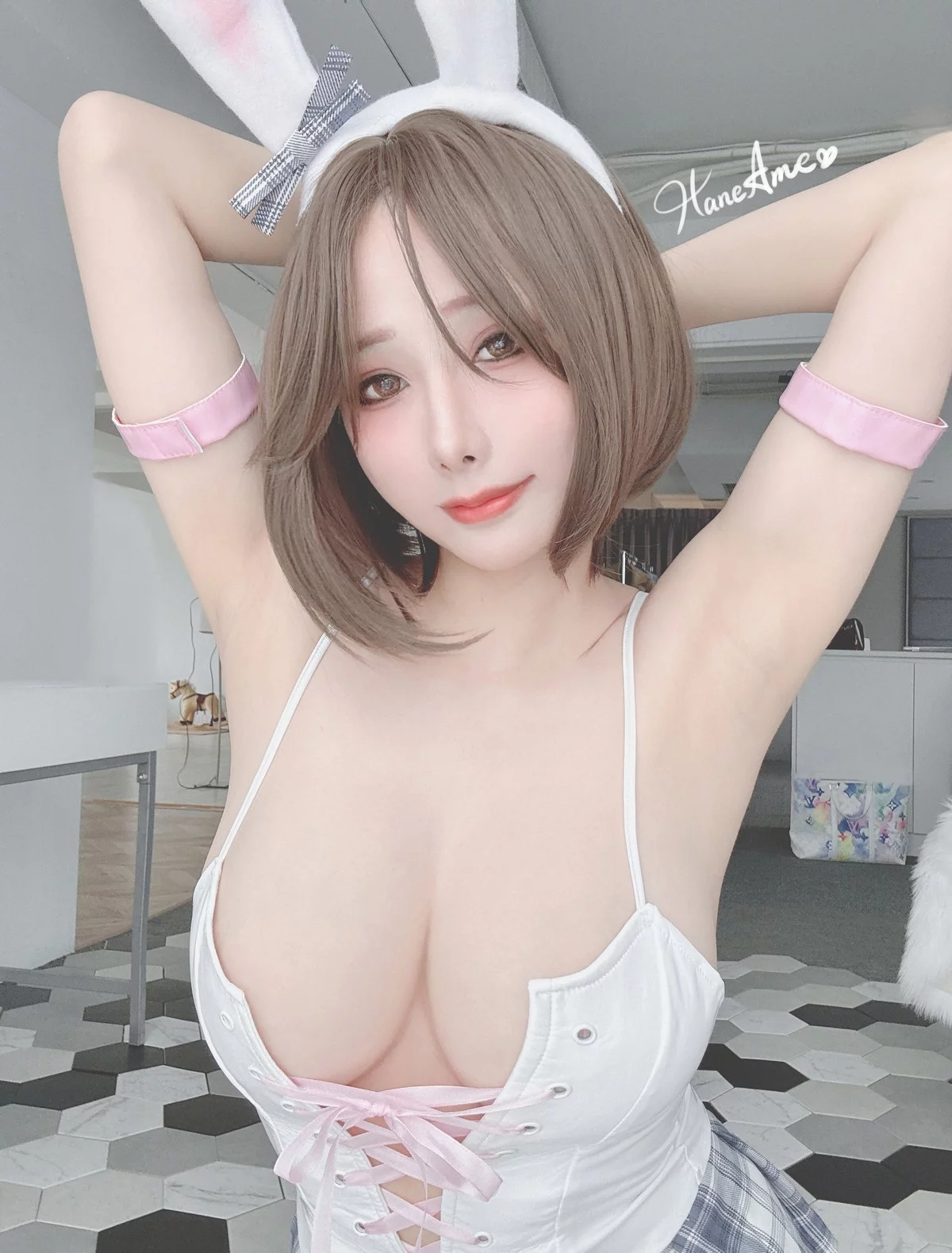 Coser美女雨波_HaneAme韩国小兔子主题性感白色低胸吊带裙秀丰满身材诱惑写真43P