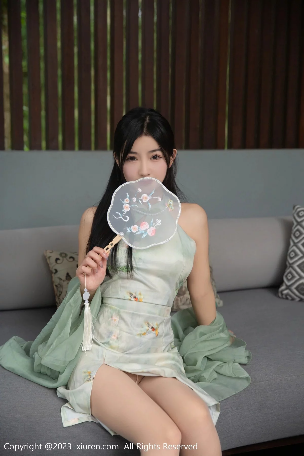 XiuRen第6880期_模特谭小灵水中场景墨绿古装薄纱服饰配薄透肉丝惹火诱惑写真80P