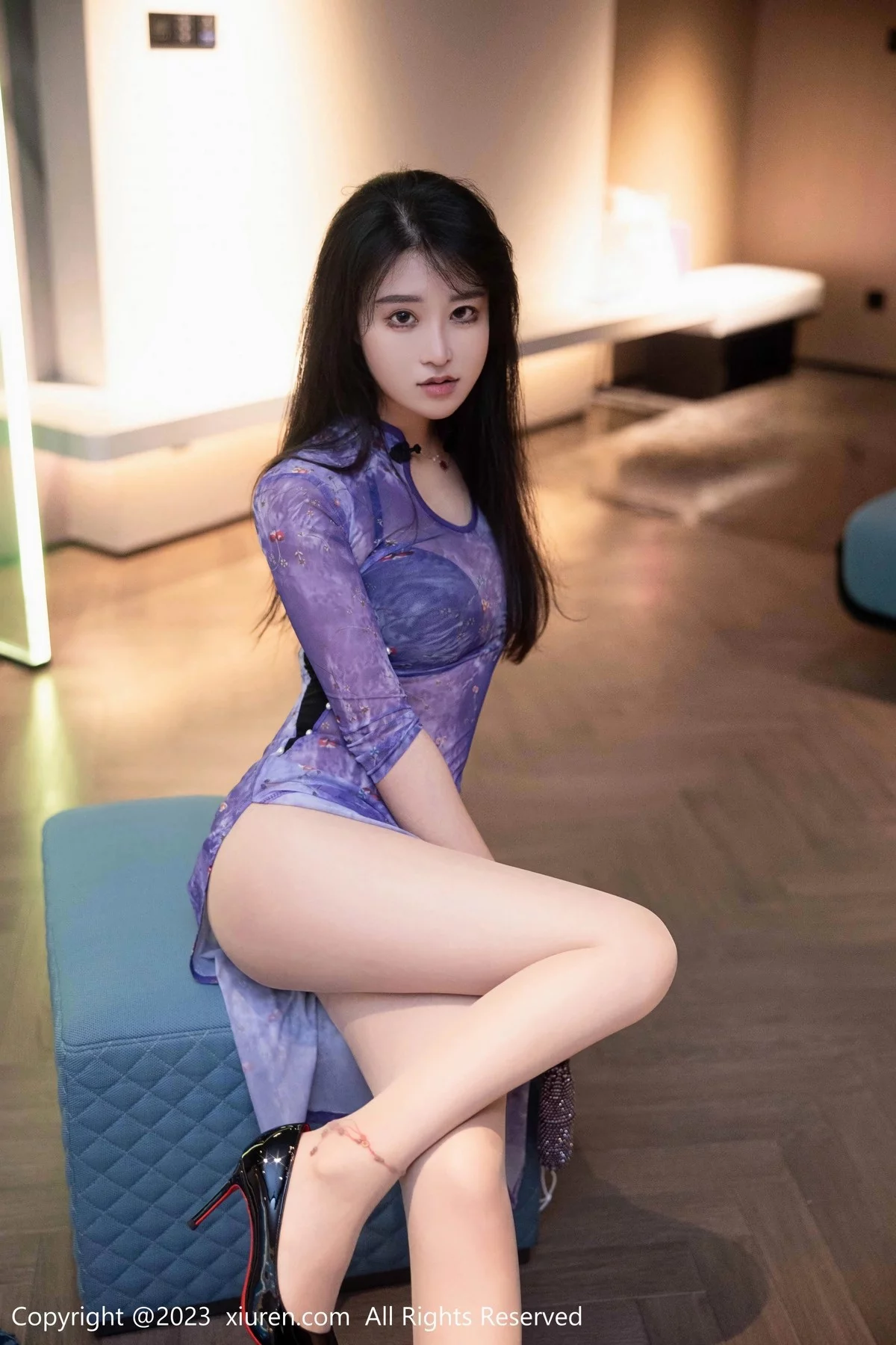 XiuRen第6876期_模特司柠私房浴室紫色连衣长裙配超薄肉丝秀曼妙身姿诱惑写真56P