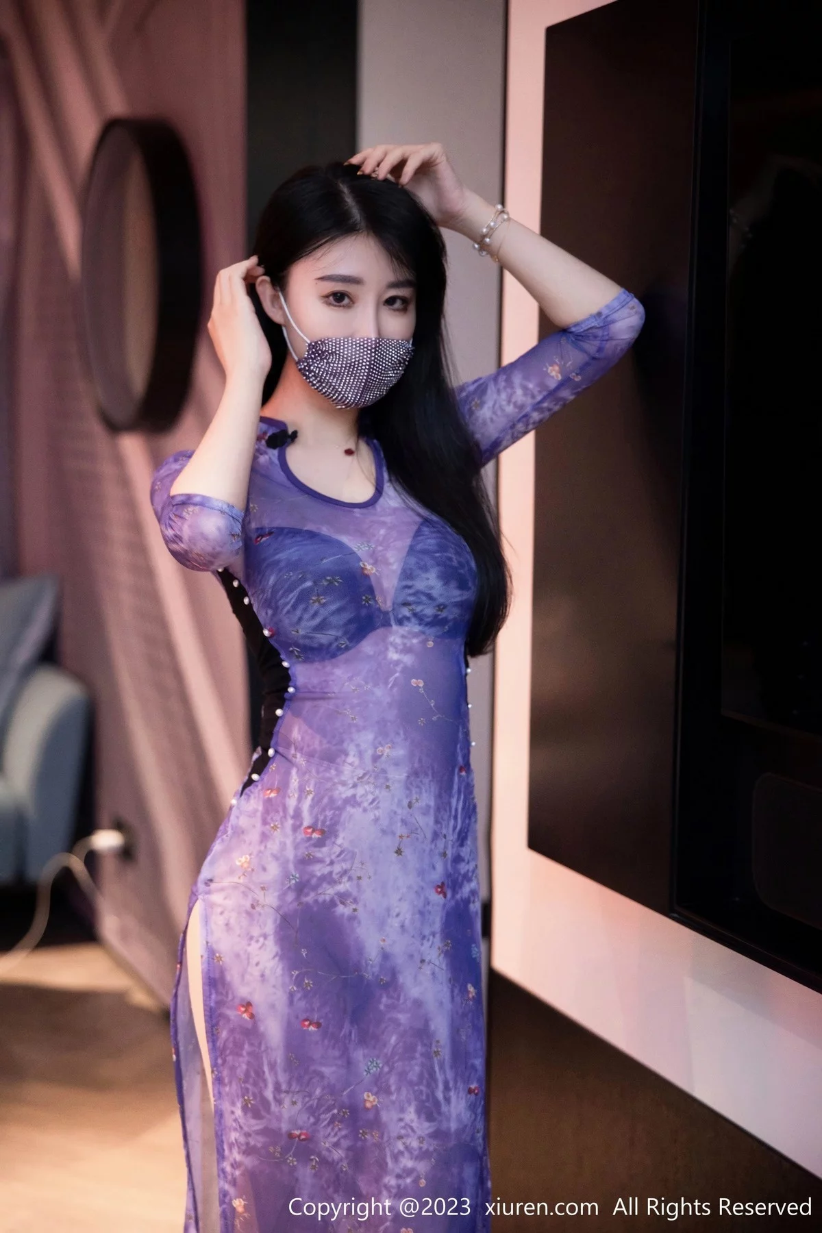 XiuRen第6876期_模特司柠私房浴室紫色连衣长裙配超薄肉丝秀曼妙身姿诱惑写真56P