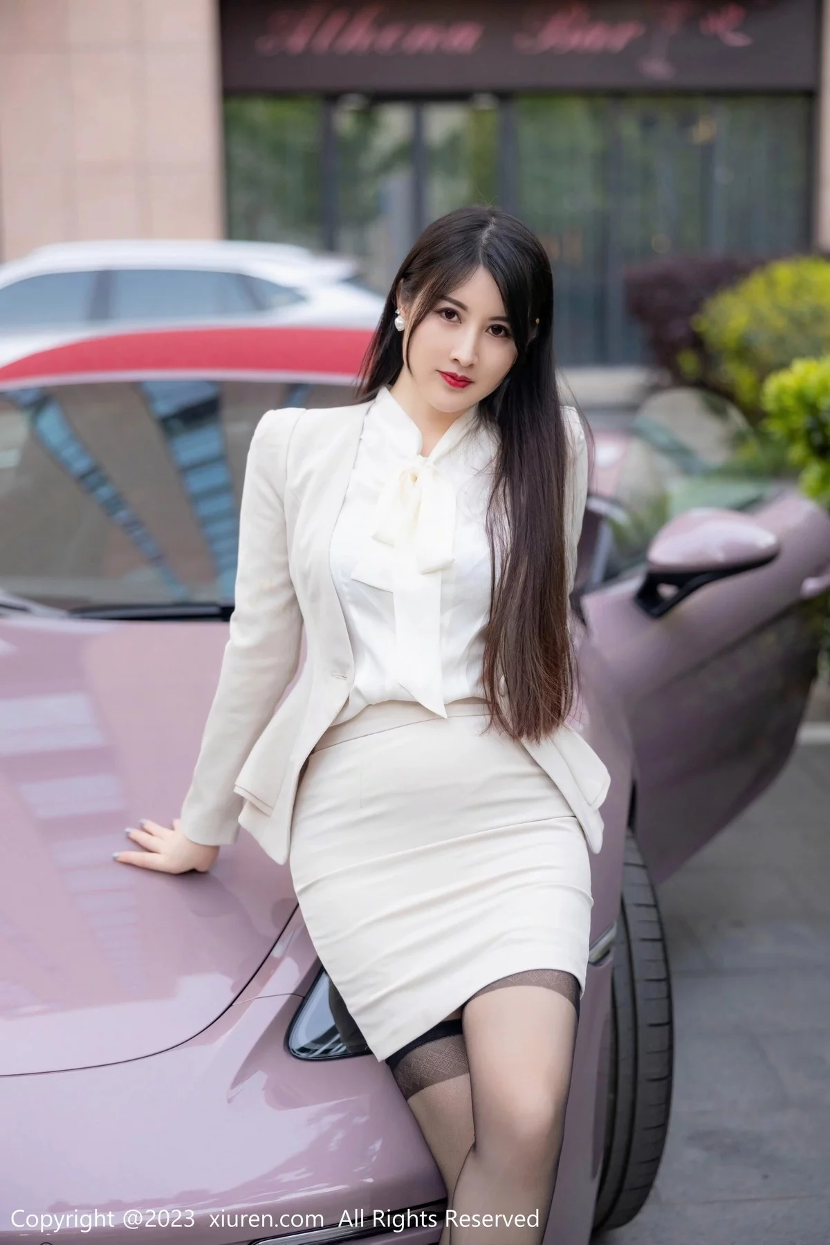 XiuRen第6879期_模特诗诗kiki半脱浅色OL服饰露性感浅灰内衣秀惹火身材诱惑写真79P