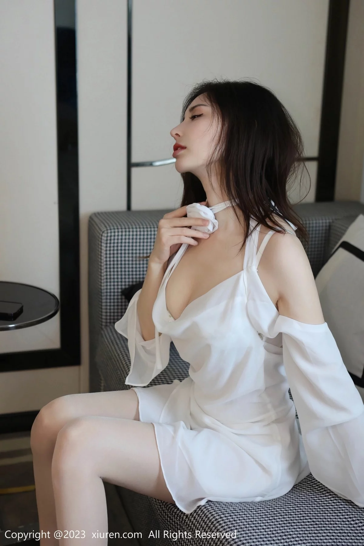 XiuRen第6877期_模特王曼柔私房浴室性感白色薄透连衣短裙秀曼妙身姿诱惑写真70P