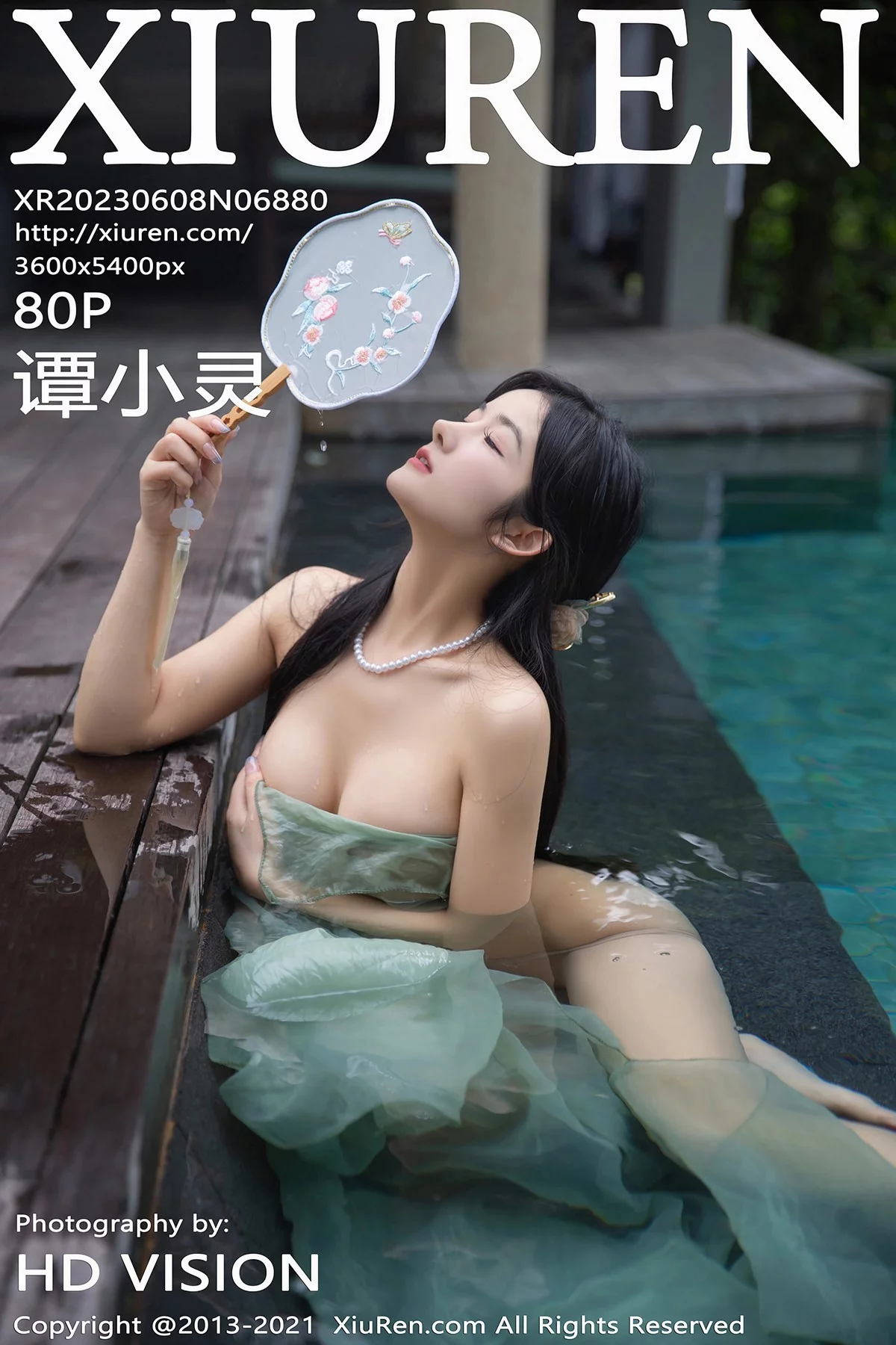 XiuRen第6880期_模特谭小灵水中场景墨绿古装薄纱服饰配薄透肉丝惹火诱惑写真80P