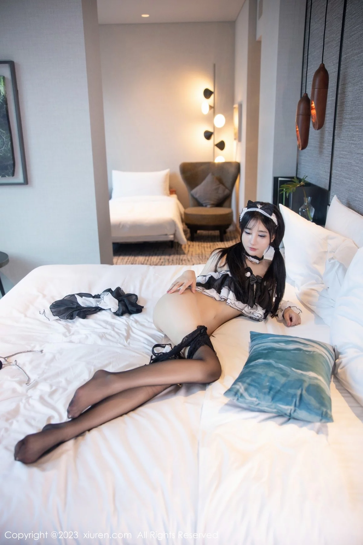 XiuRen第6795期_女神小果冻儿性感黑色女仆服饰配蕾丝吊袜秀完美身材诱惑写真86P
