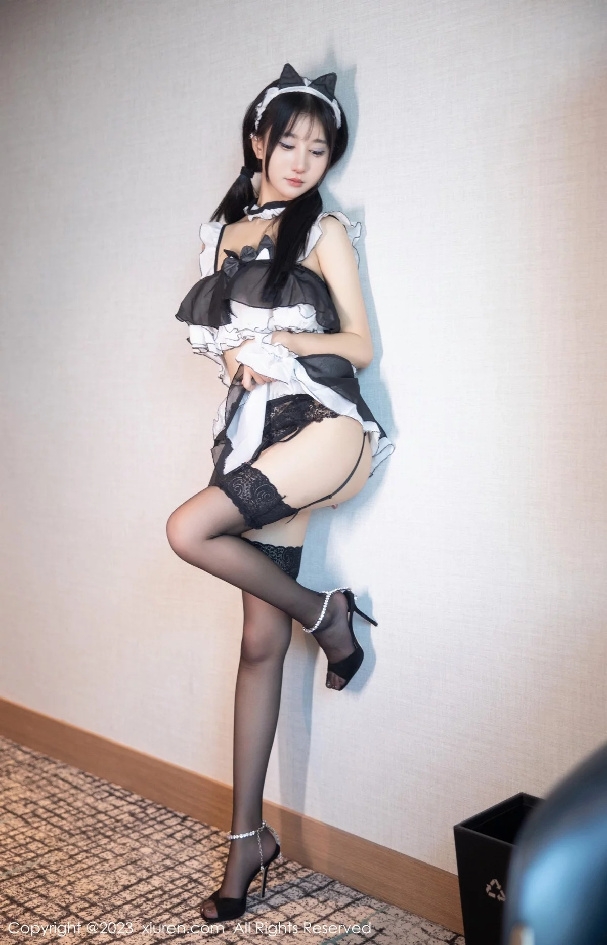 XiuRen第6795期_女神小果冻儿性感黑色女仆服饰配蕾丝吊袜秀完美身材诱惑写真86P