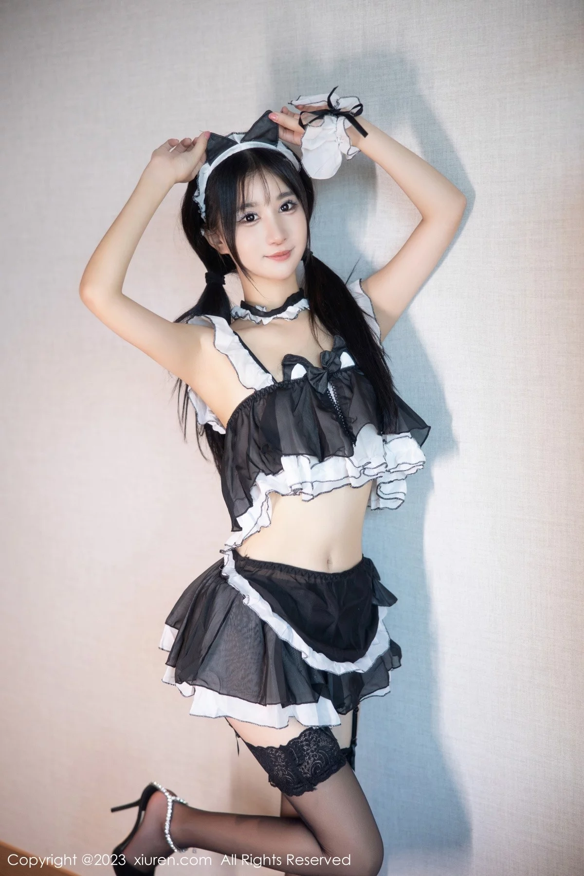XiuRen第6795期_女神小果冻儿性感黑色女仆服饰配蕾丝吊袜秀完美身材诱惑写真86P