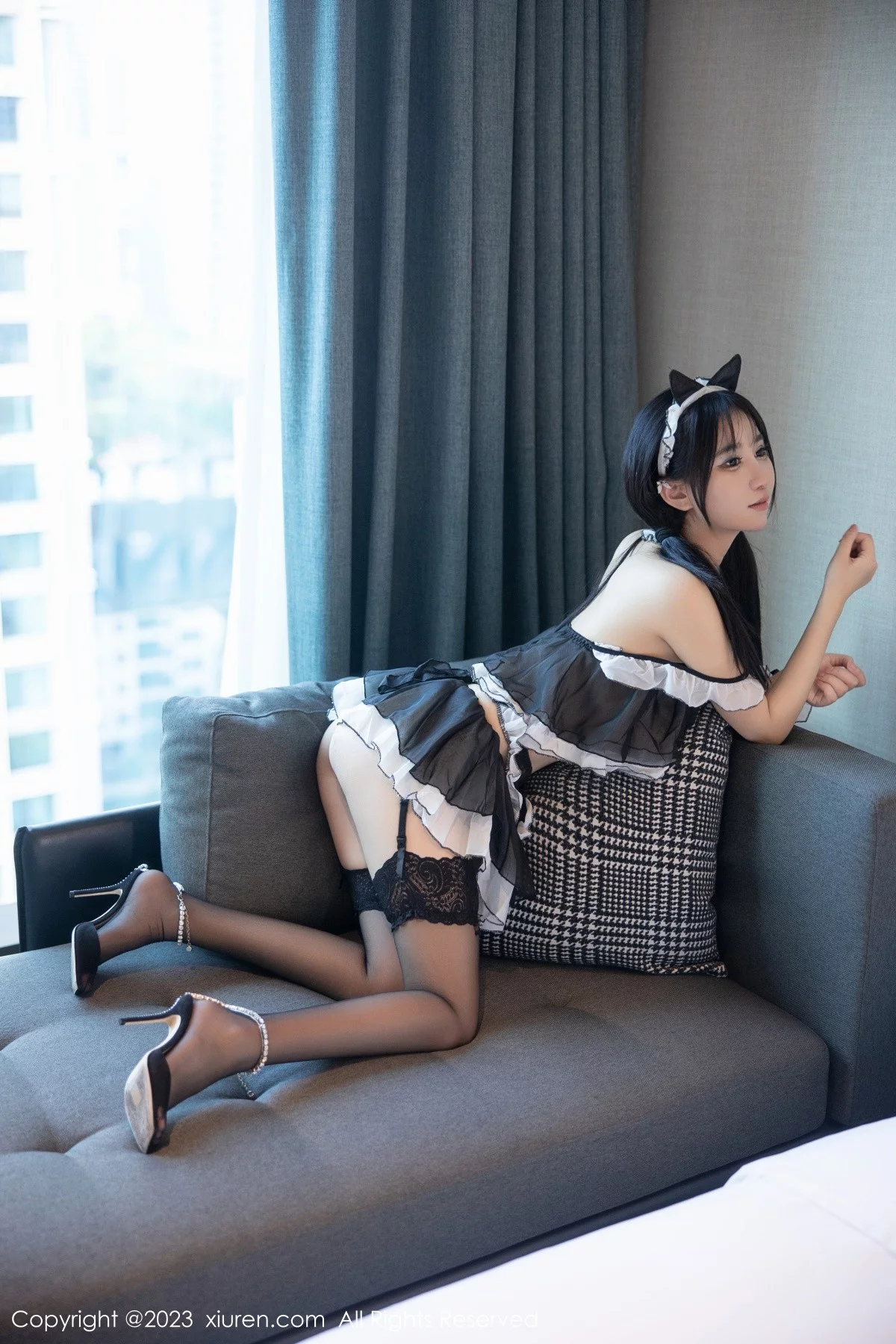 XiuRen第6795期_女神小果冻儿性感黑色女仆服饰配蕾丝吊袜秀完美身材诱惑写真86P