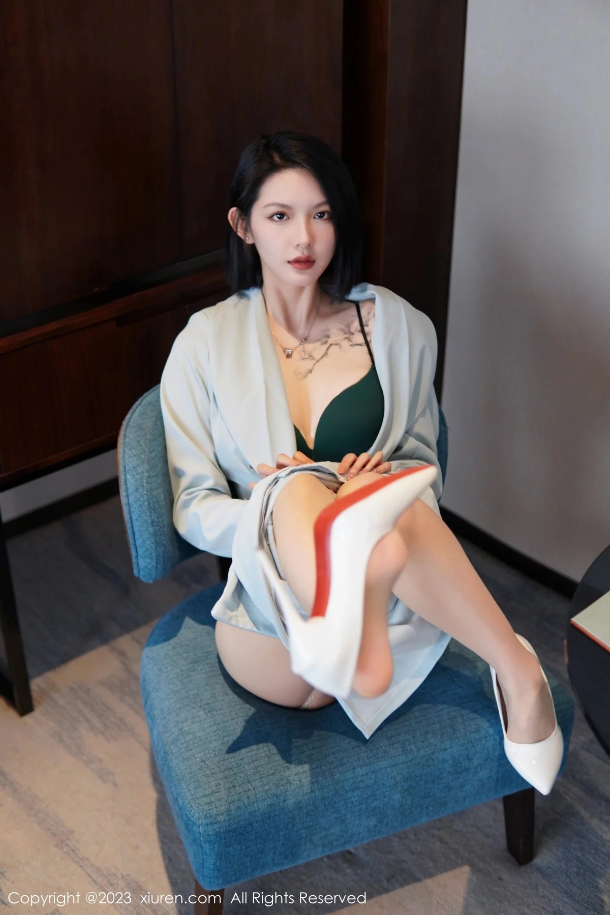 XiuRen第6885期_模特乔一一性感淡蓝色Ol服饰露墨绿色内衣配原色丝袜诱惑写真74P