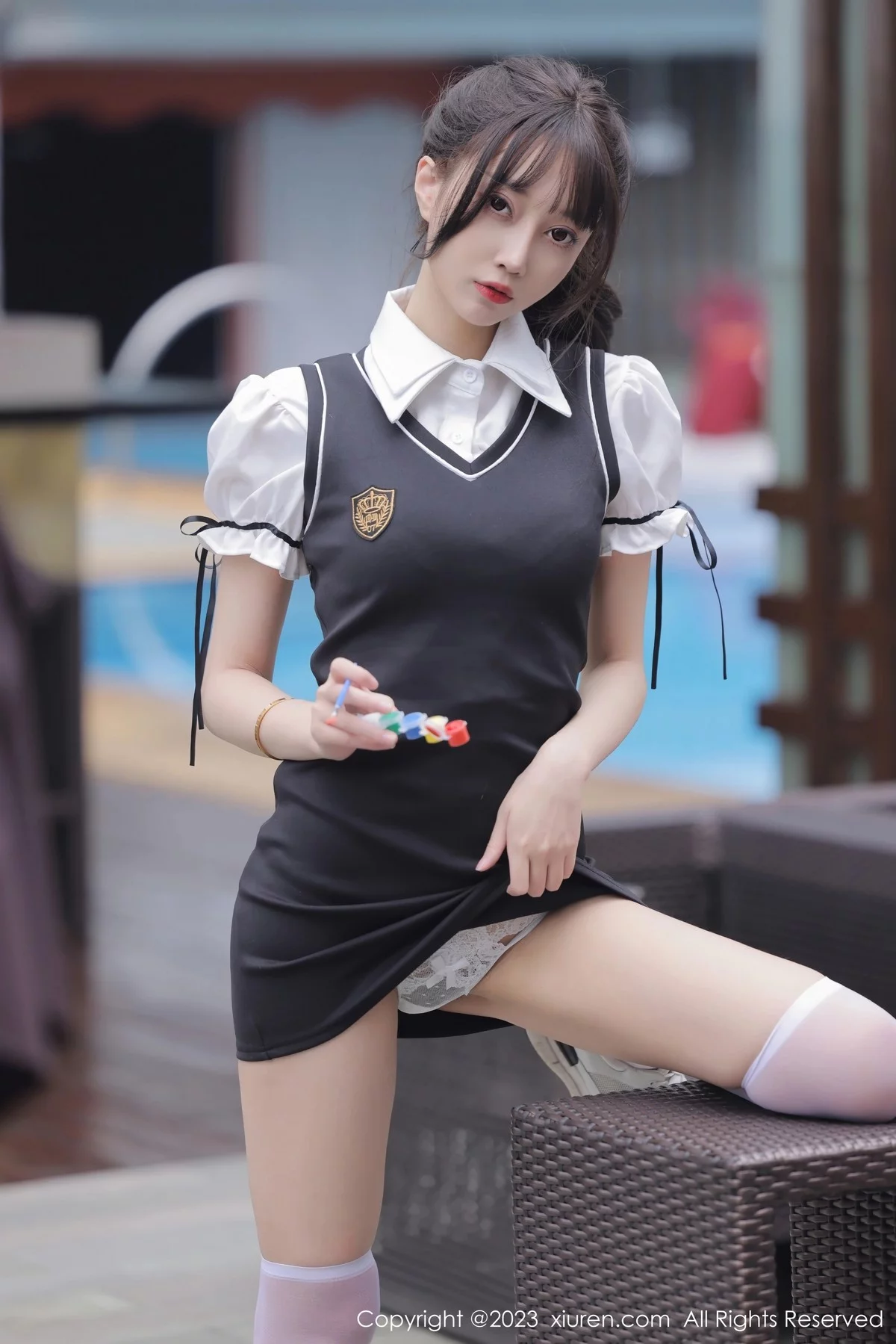 XiuRen第6889期_模特玥儿玥er脱性感白T露白色内衣配白丝袜秀曼妙身姿诱惑写真72P