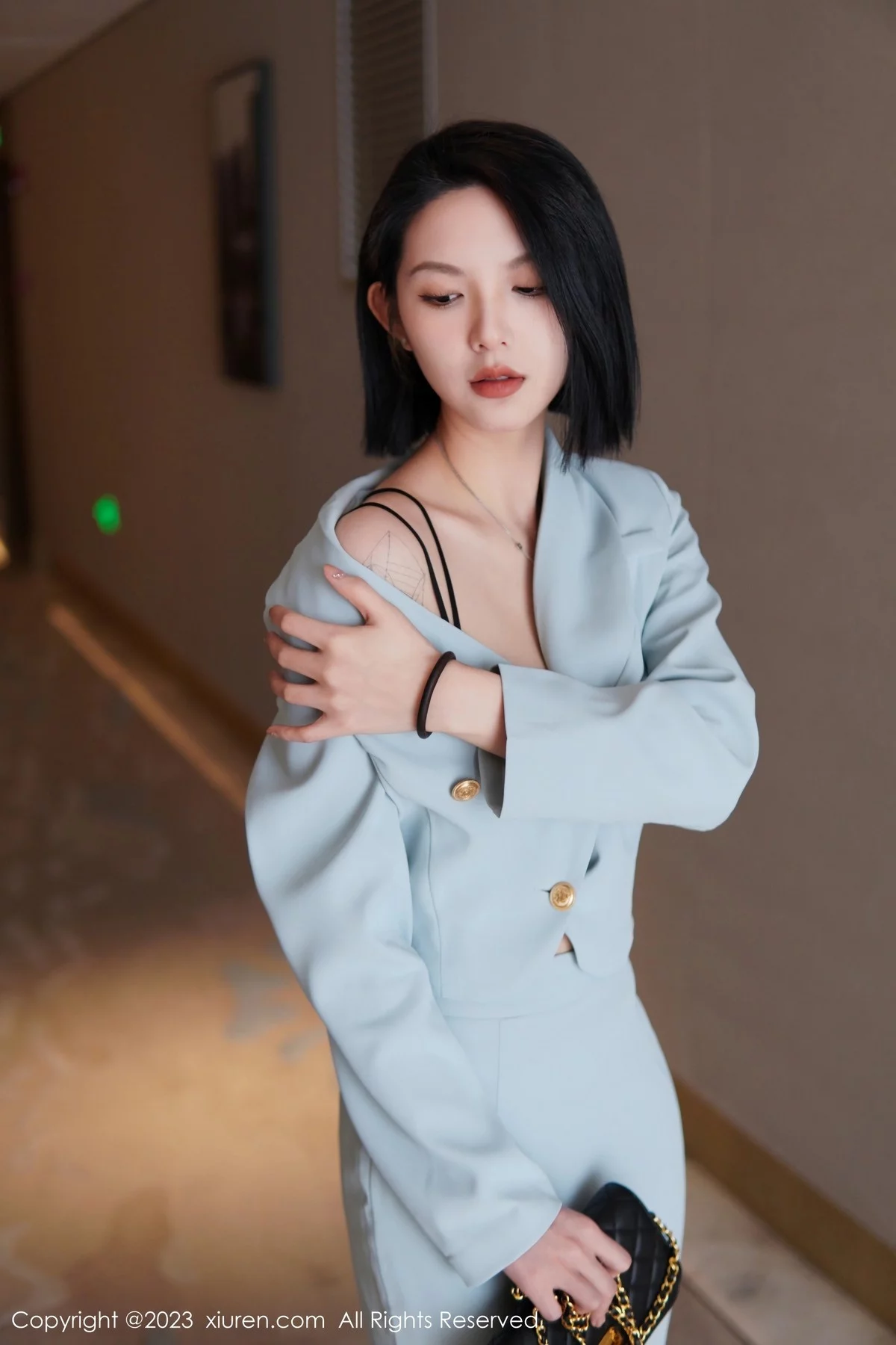 XiuRen第6885期_模特乔一一性感淡蓝色Ol服饰露墨绿色内衣配原色丝袜诱惑写真74P