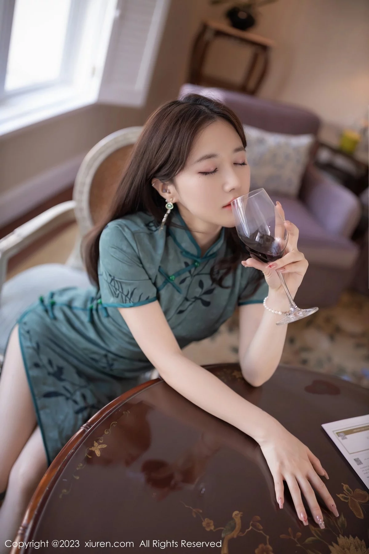XiuRen第6893期_模特鱼子酱Fish脱墨绿色长旗袍露性感内衣秀完美身材诱惑写真81P