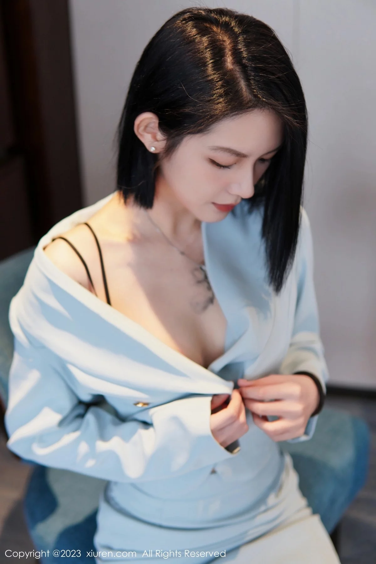 XiuRen第6885期_模特乔一一性感淡蓝色Ol服饰露墨绿色内衣配原色丝袜诱惑写真74P
