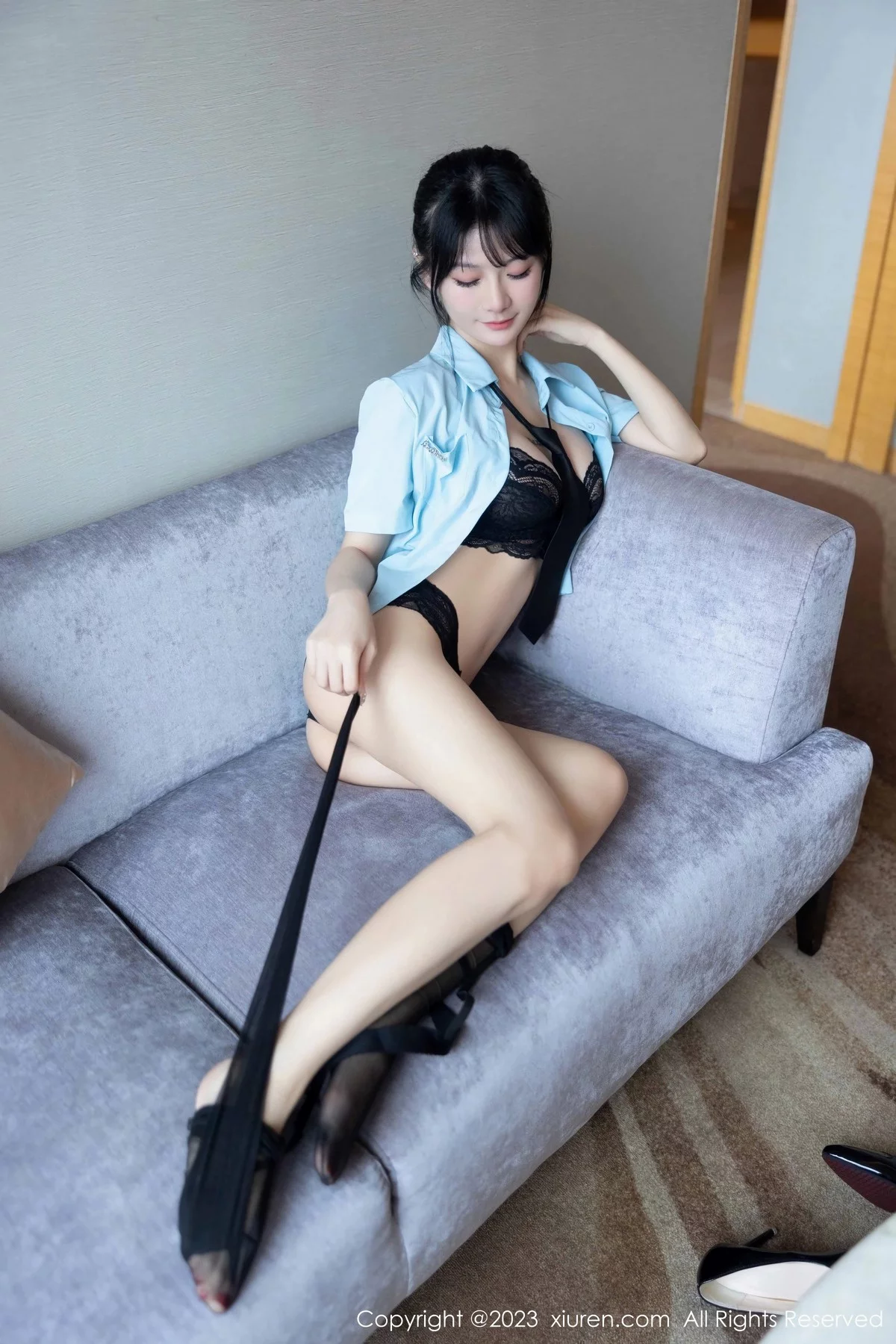 XiuRen第6892期_模特幼幼脱淡蓝色上衣露黑色蕾丝内衣配黑丝吊袜完美诱惑写真82P