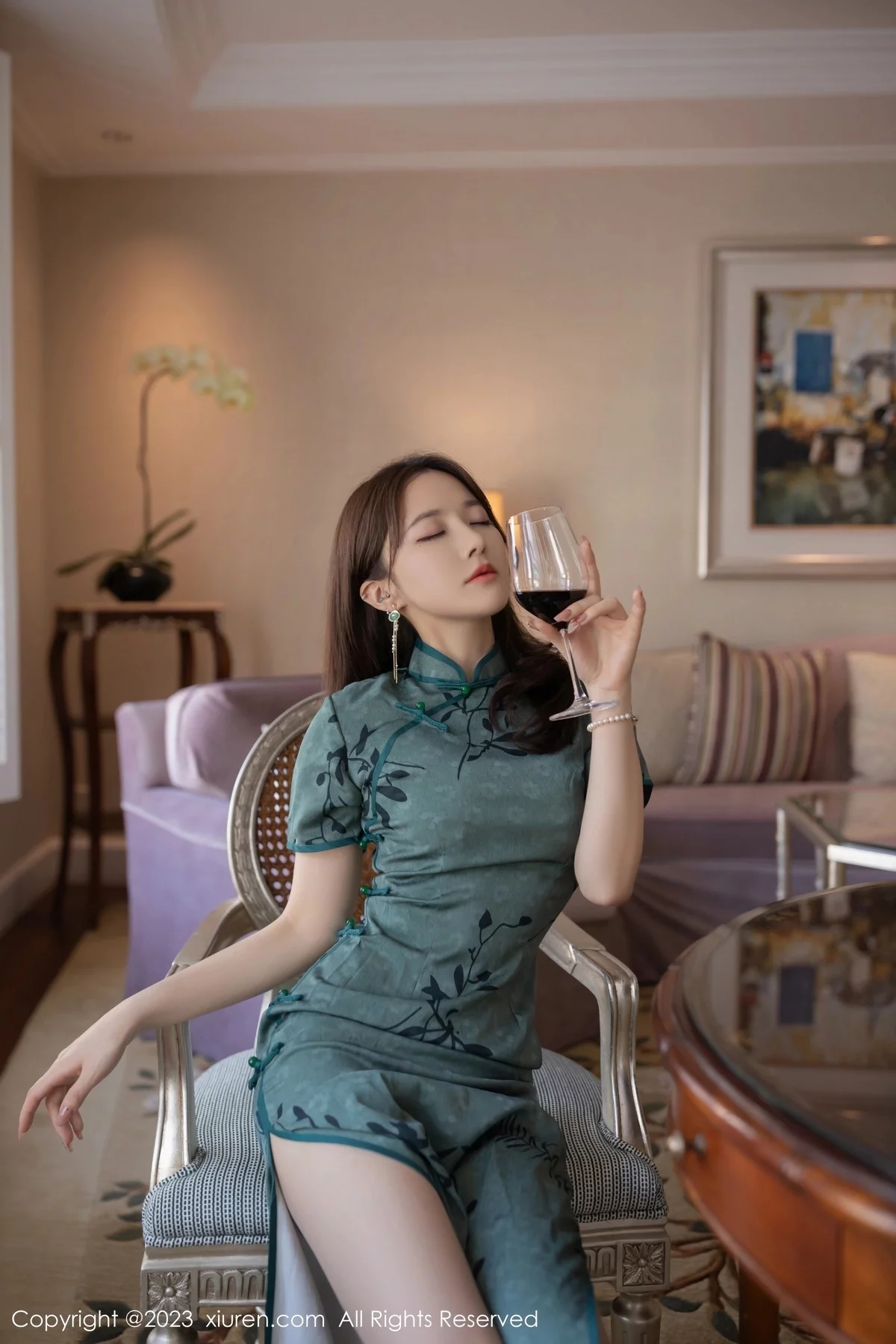 XiuRen第6893期_模特鱼子酱Fish脱墨绿色长旗袍露性感内衣秀完美身材诱惑写真81P