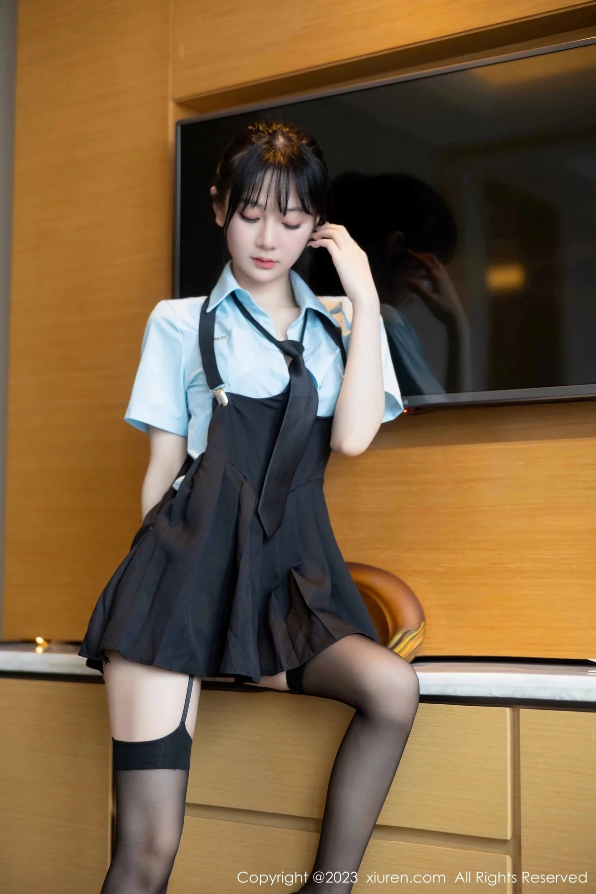 XiuRen第6892期_模特幼幼脱淡蓝色上衣露黑色蕾丝内衣配黑丝吊袜完美诱惑写真82P