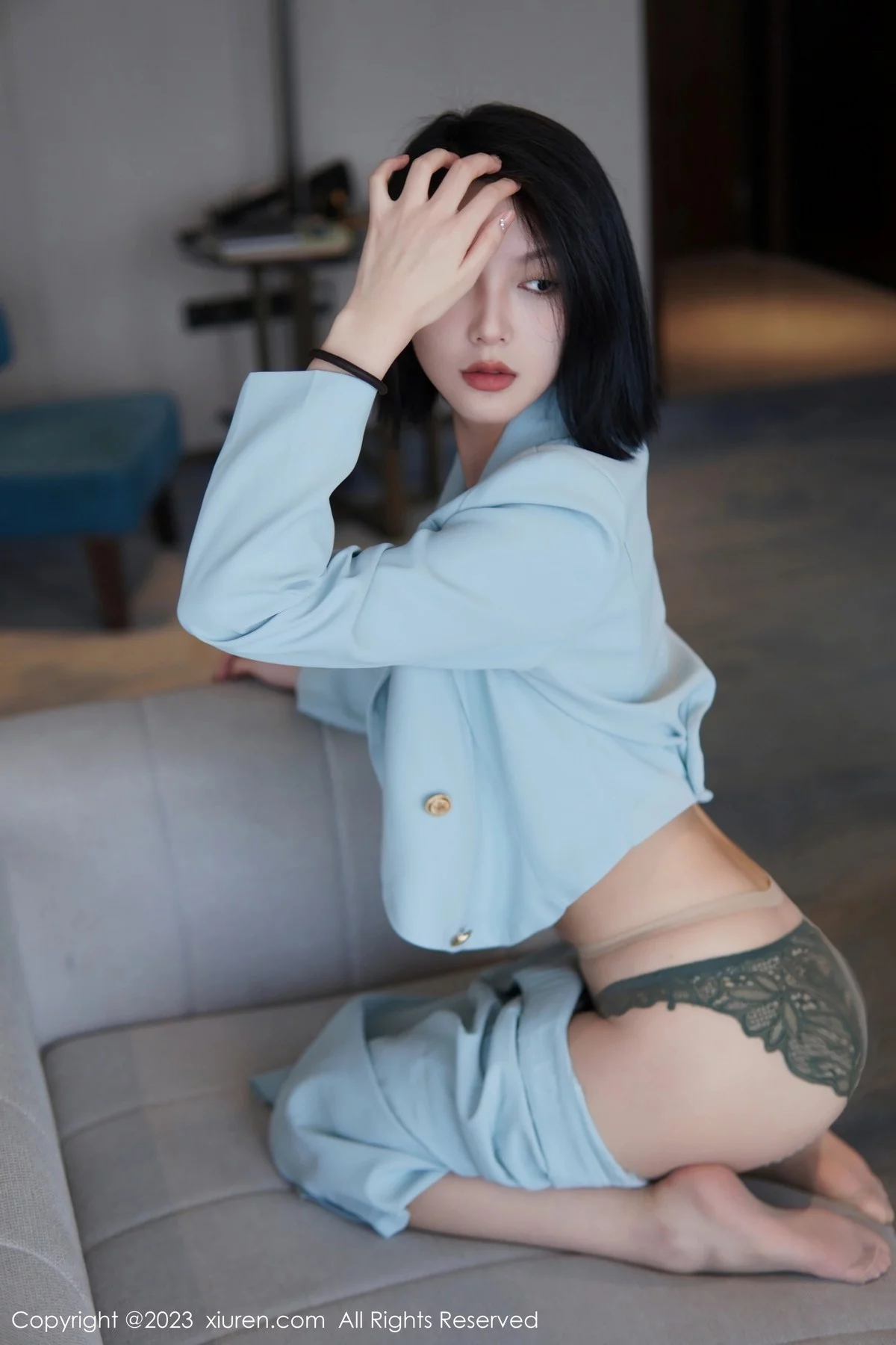 XiuRen第6885期_模特乔一一性感淡蓝色Ol服饰露墨绿色内衣配原色丝袜诱惑写真74P