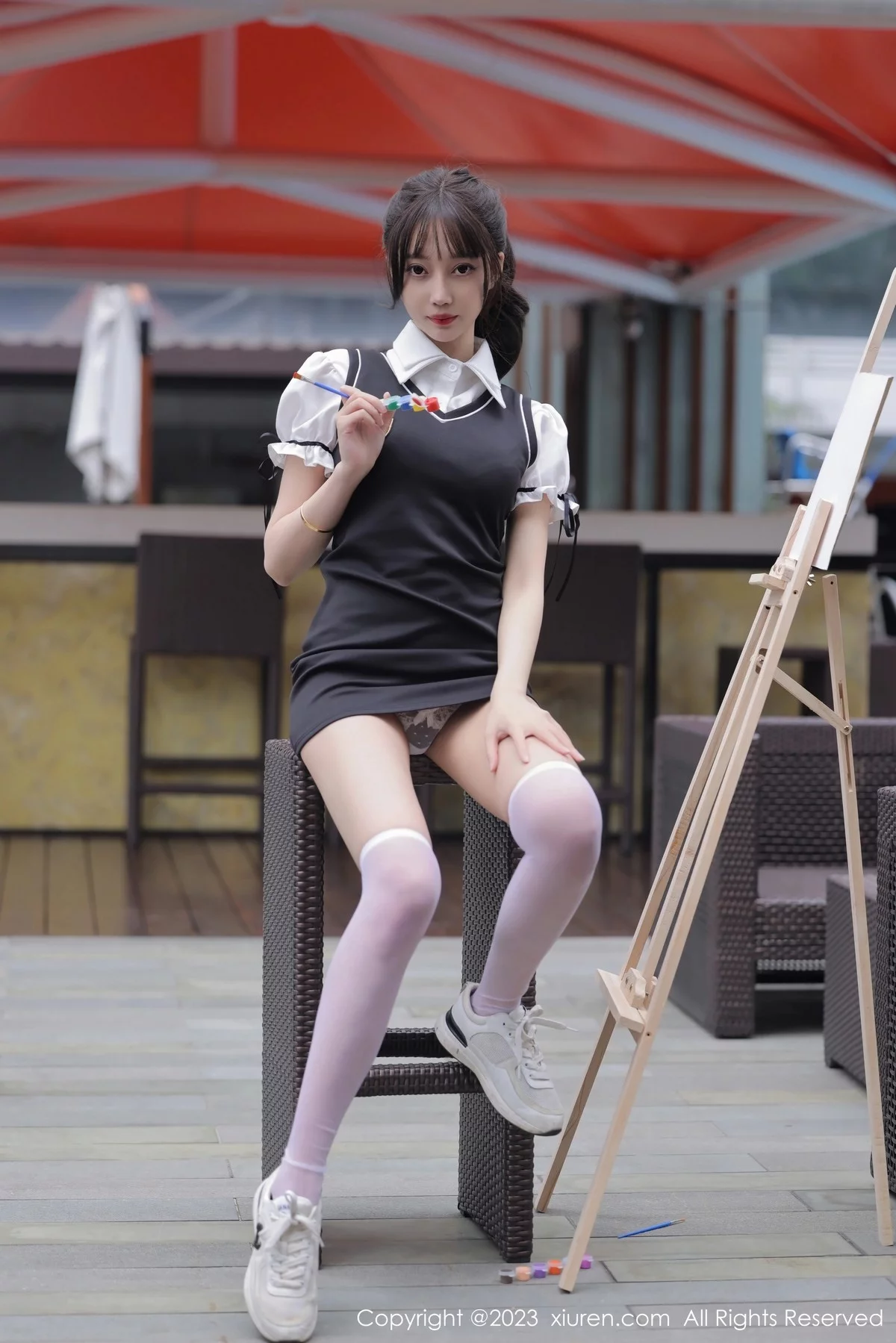 XiuRen第6889期_模特玥儿玥er脱性感白T露白色内衣配白丝袜秀曼妙身姿诱惑写真72P