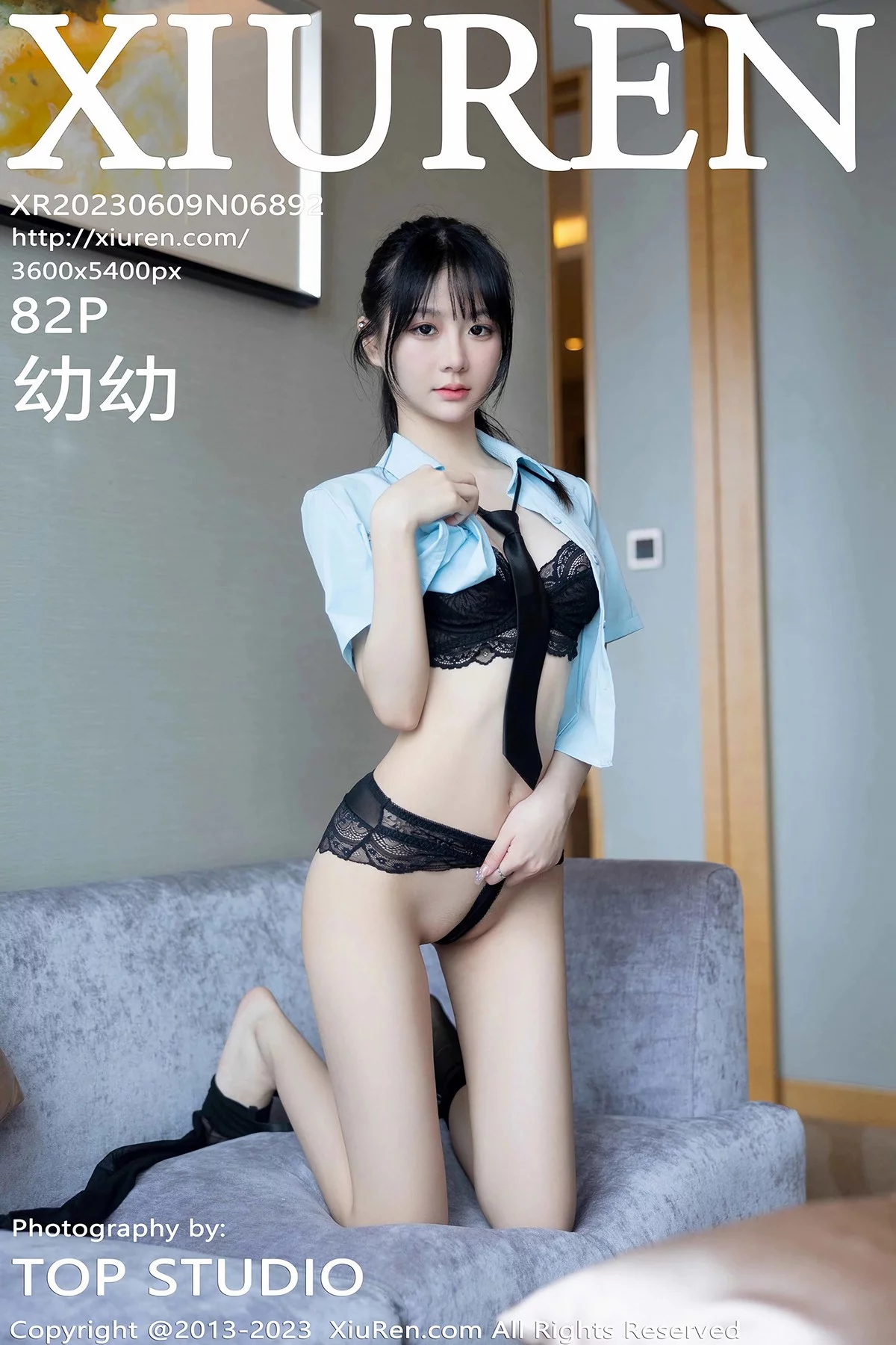 XiuRen第6892期_模特幼幼脱淡蓝色上衣露黑色蕾丝内衣配黑丝吊袜完美诱惑写真82P