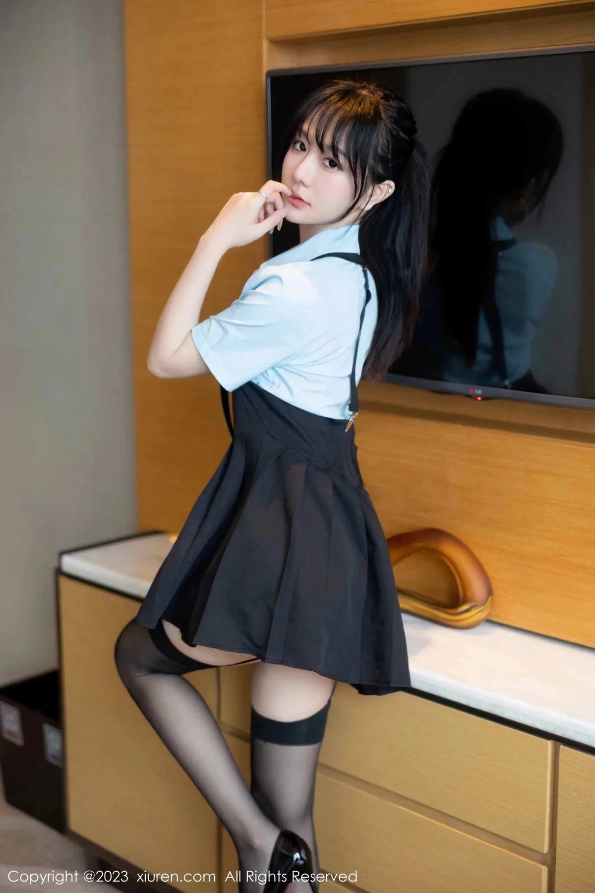XiuRen第6892期_模特幼幼脱淡蓝色上衣露黑色蕾丝内衣配黑丝吊袜完美诱惑写真82P