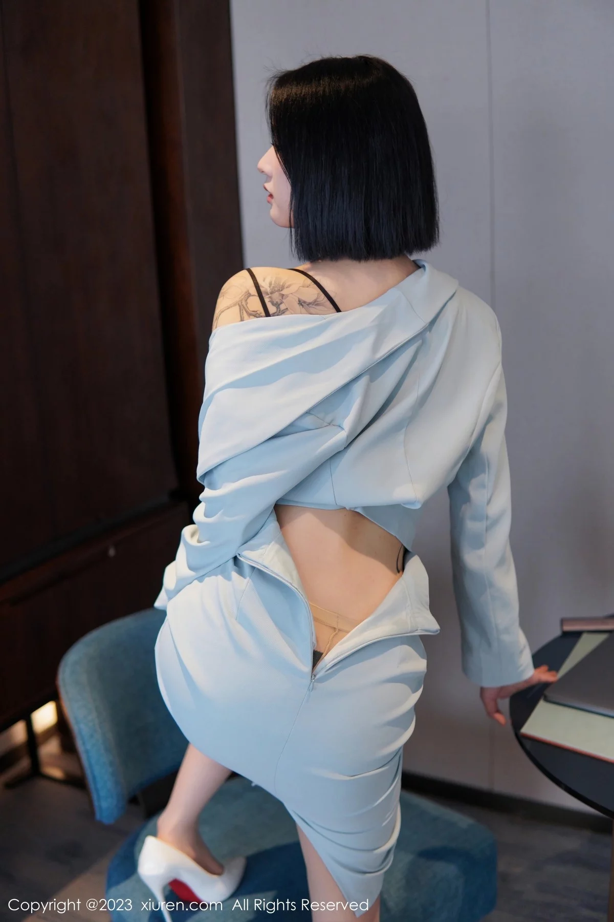 XiuRen第6885期_模特乔一一性感淡蓝色Ol服饰露墨绿色内衣配原色丝袜诱惑写真74P