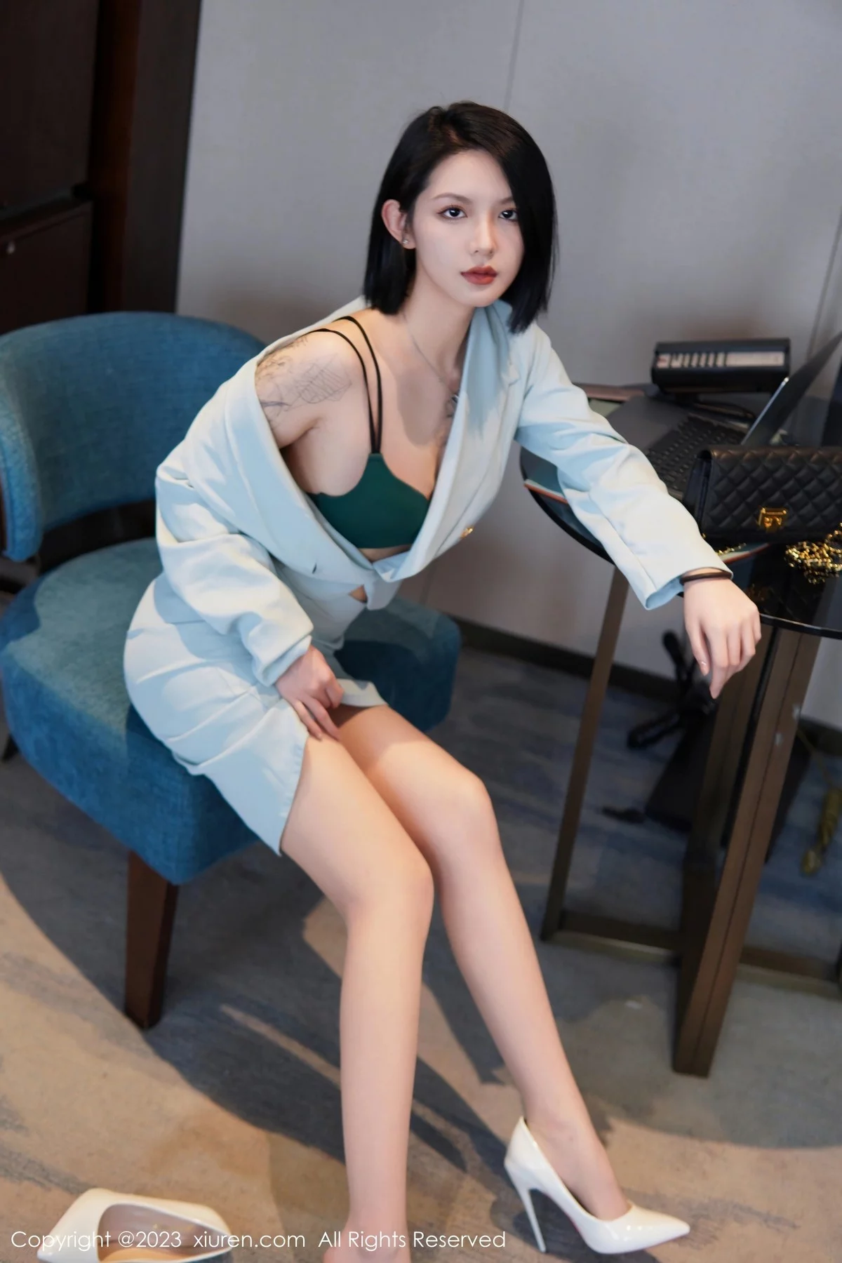 XiuRen第6885期_模特乔一一性感淡蓝色Ol服饰露墨绿色内衣配原色丝袜诱惑写真74P