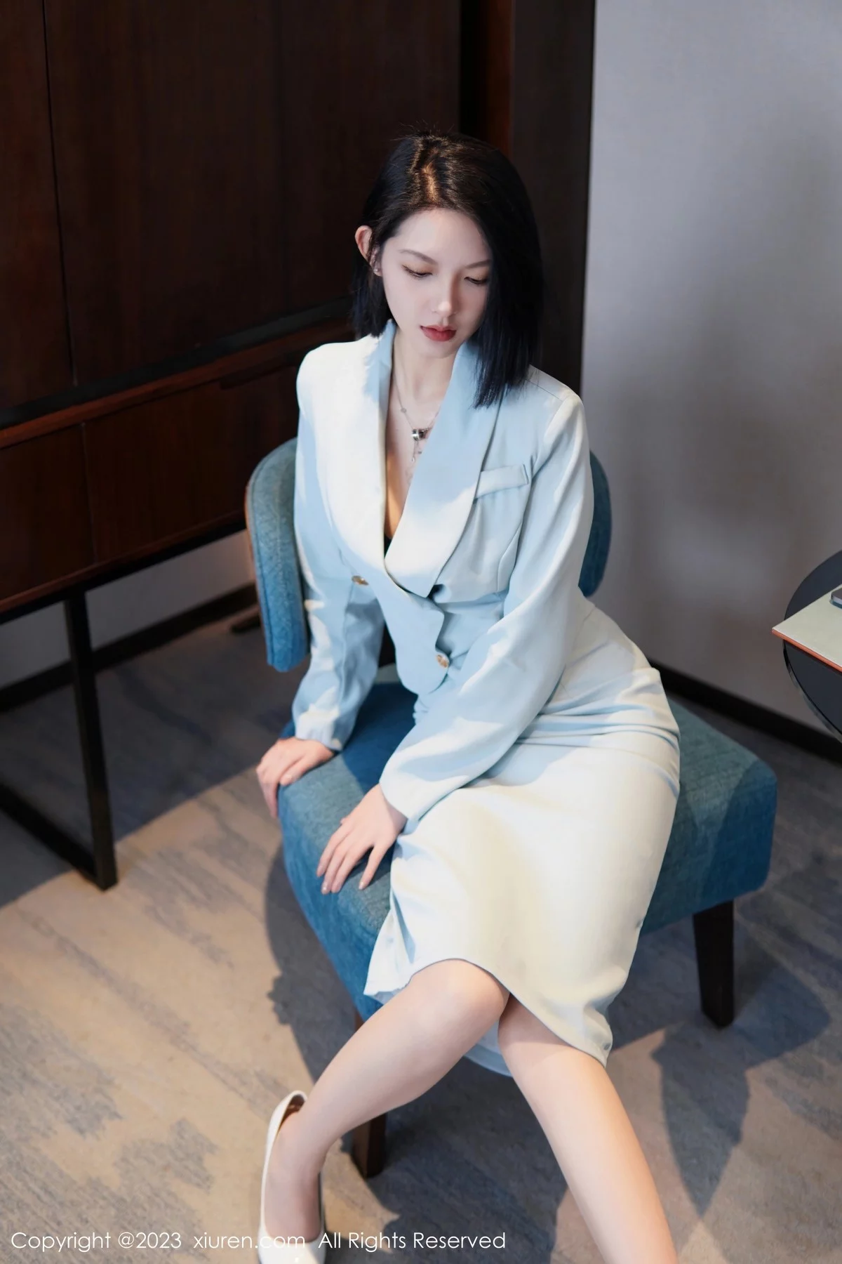 XiuRen第6885期_模特乔一一性感淡蓝色Ol服饰露墨绿色内衣配原色丝袜诱惑写真74P