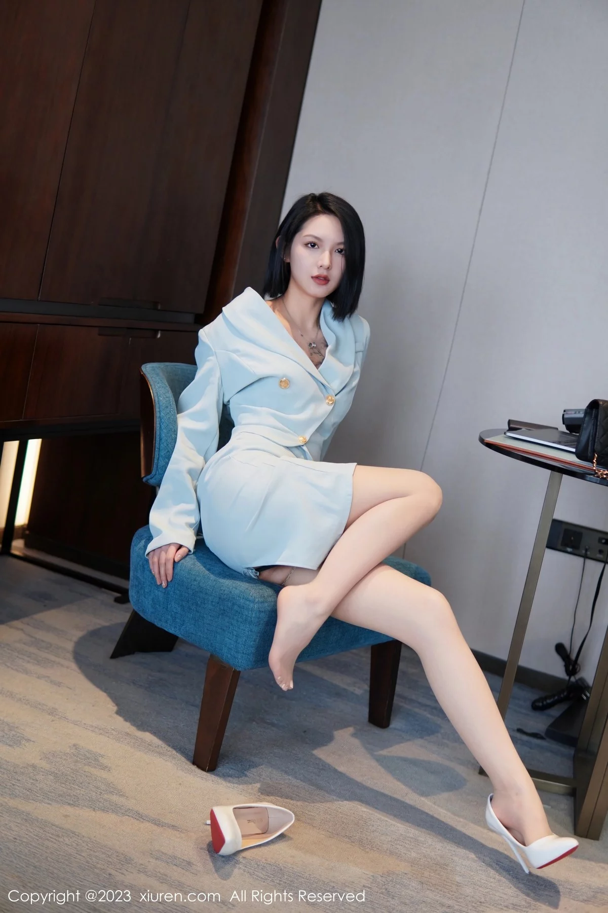 XiuRen第6885期_模特乔一一性感淡蓝色Ol服饰露墨绿色内衣配原色丝袜诱惑写真74P