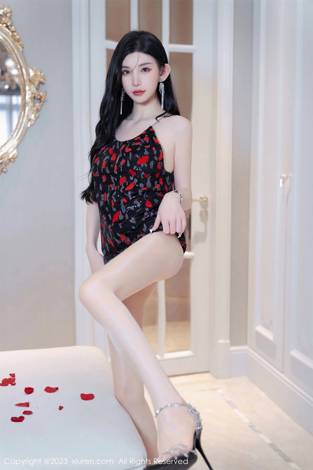 XiuRen第6894期_女神周于希Sally梦中情人主题浴缸里花瓣浴秀惹火身材诱惑写真82P