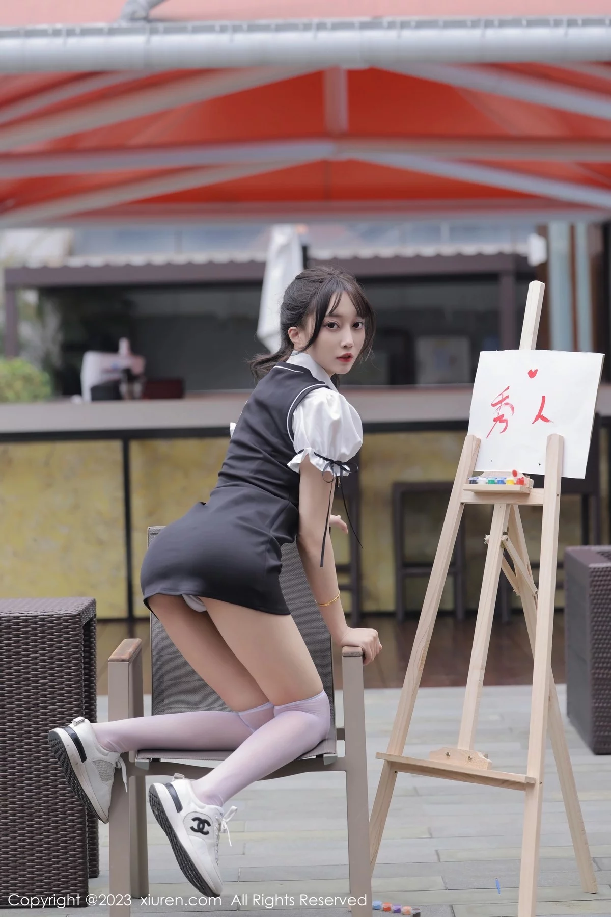 XiuRen第6889期_模特玥儿玥er脱性感白T露白色内衣配白丝袜秀曼妙身姿诱惑写真72P