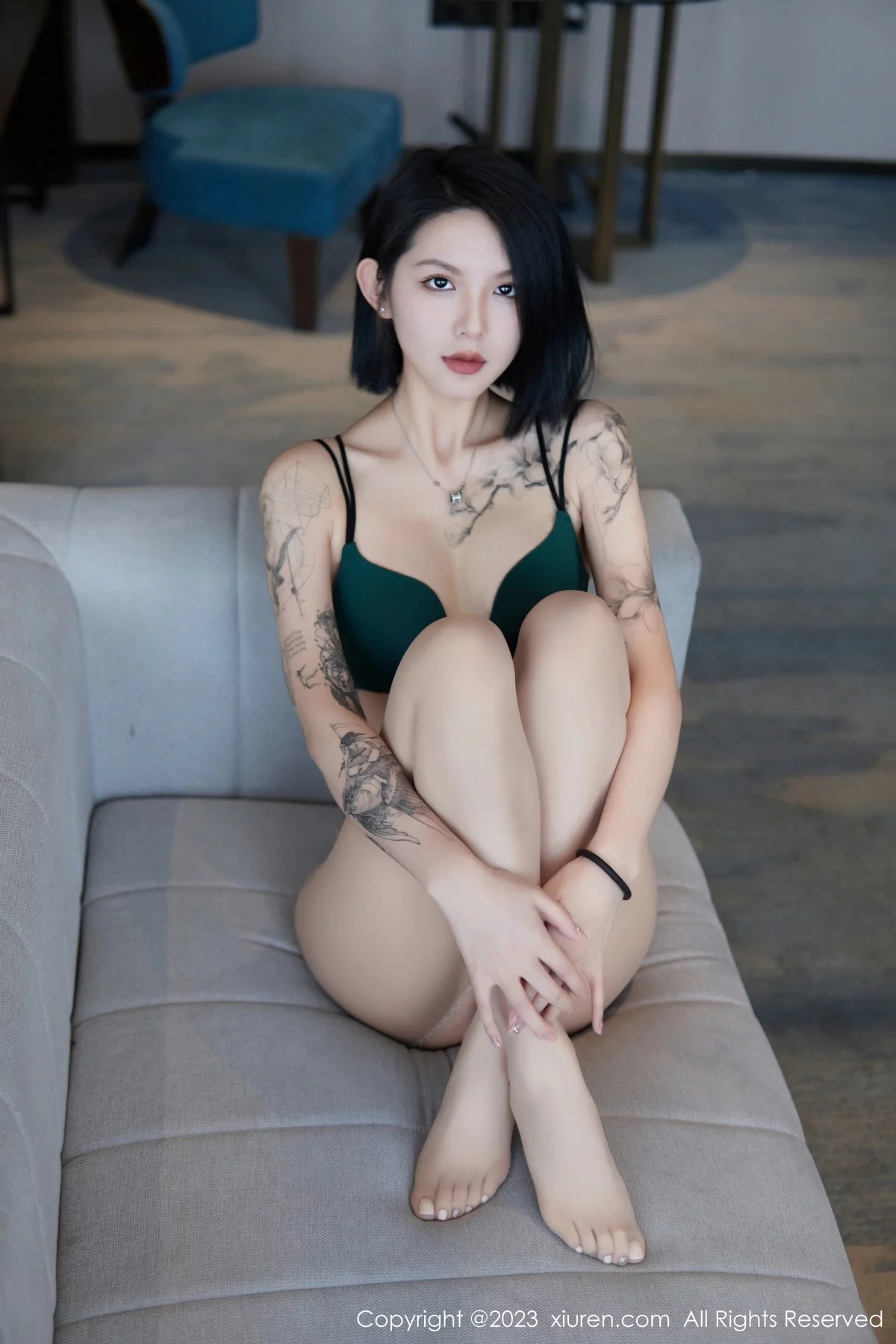 XiuRen第6885期_模特乔一一性感淡蓝色Ol服饰露墨绿色内衣配原色丝袜诱惑写真74P