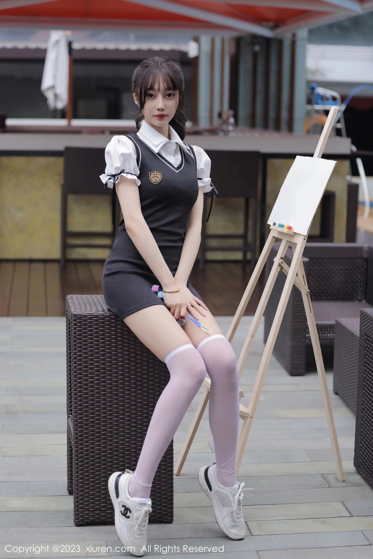 XiuRen第6889期_模特玥儿玥er脱性感白T露白色内衣配白丝袜秀曼妙身姿诱惑写真72P