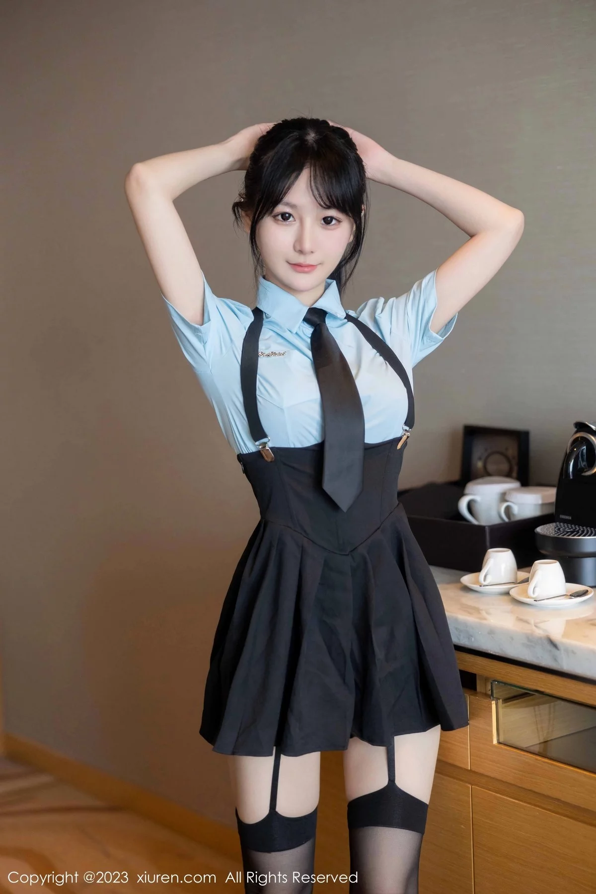 XiuRen第6892期_模特幼幼脱淡蓝色上衣露黑色蕾丝内衣配黑丝吊袜完美诱惑写真82P