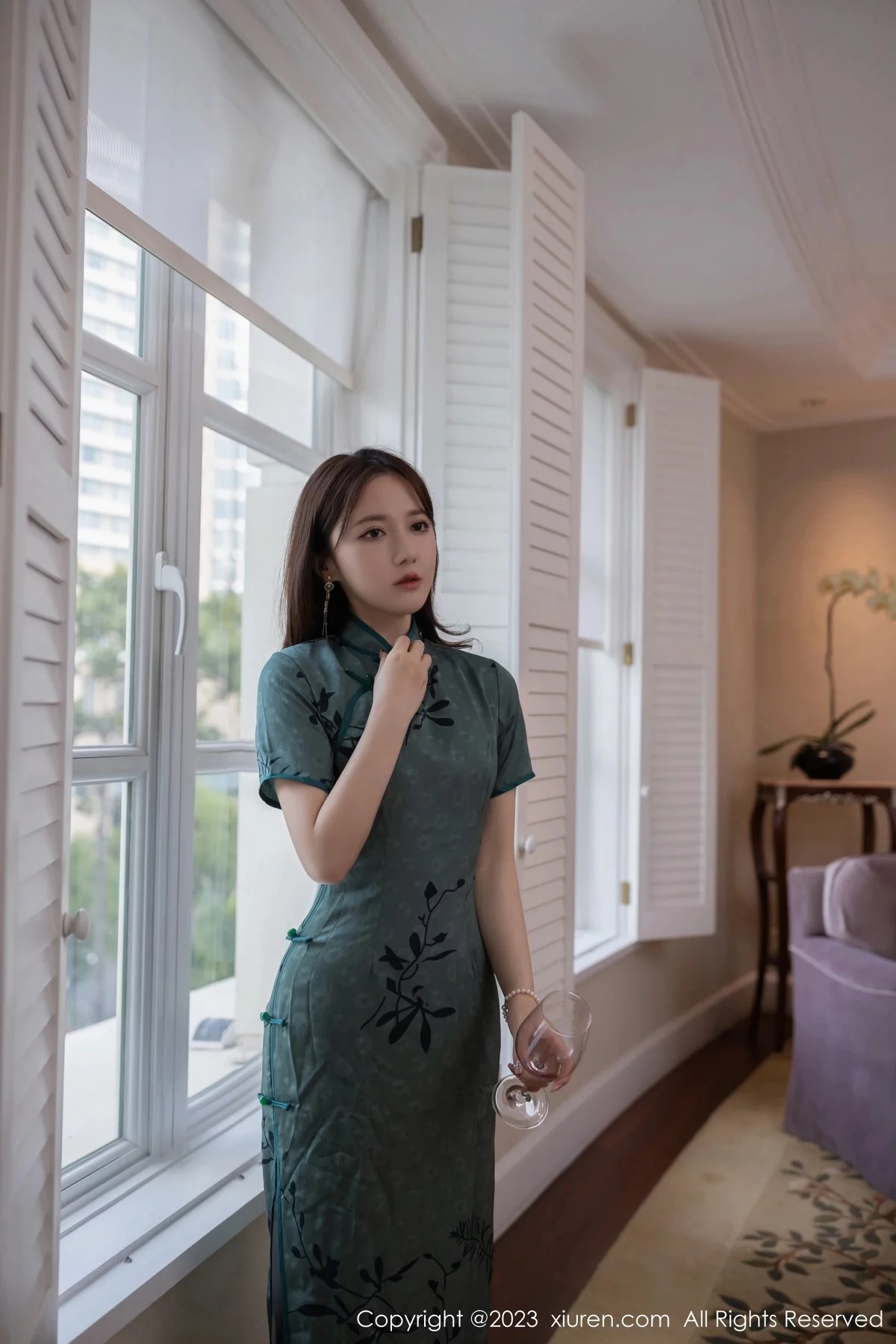 XiuRen第6893期_模特鱼子酱Fish脱墨绿色长旗袍露性感内衣秀完美身材诱惑写真81P